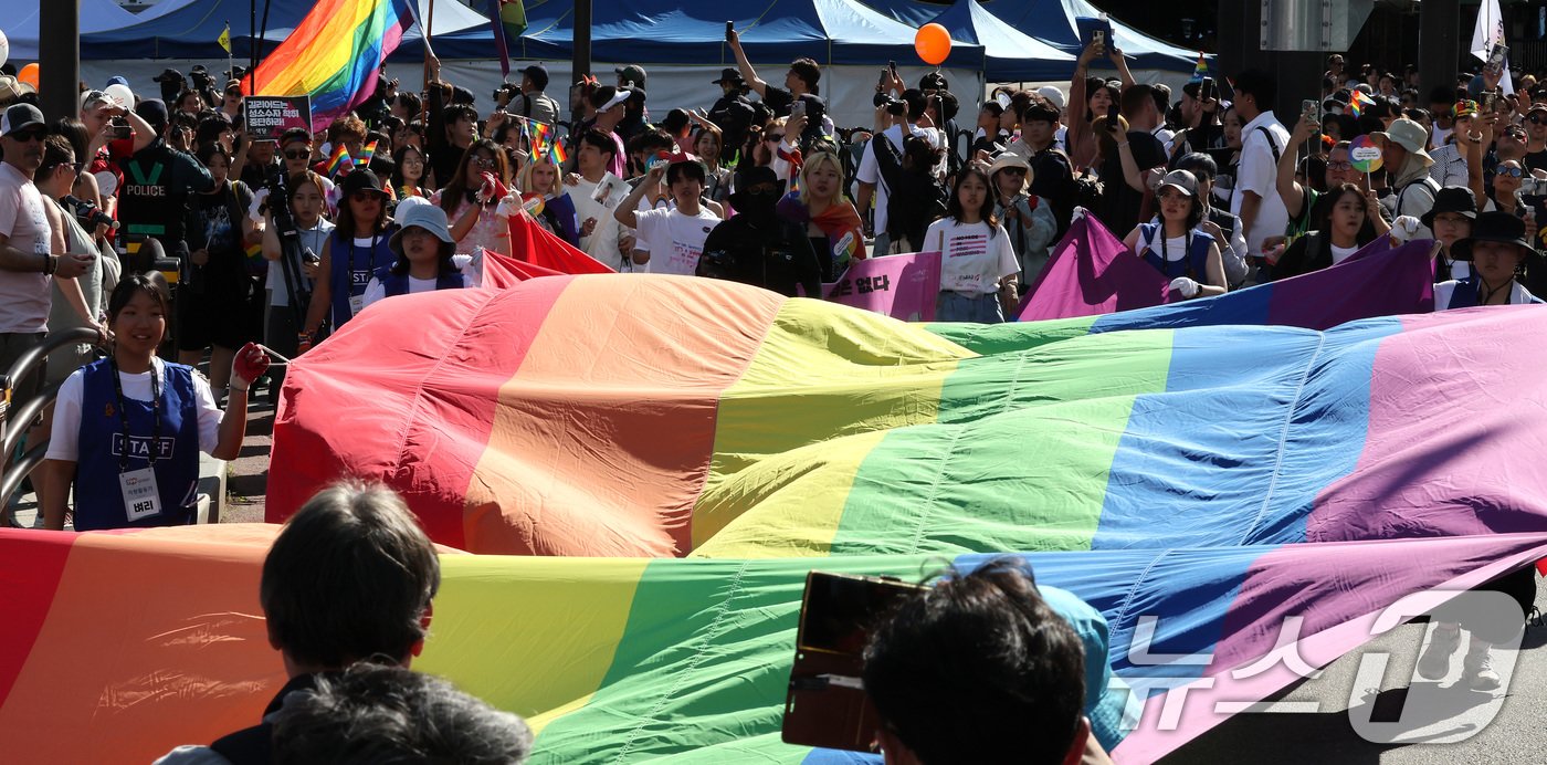 본문 이미지 - 서울 퀴어 퍼레이드 참석자들이 1일 오후 서울 중구 종각역 앞에서 을지로 입구까지 도심행진을 하고 있다. 2024.6.1/뉴스1 ⓒ News1 이동해 기자