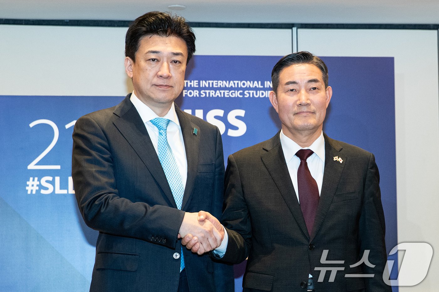 본문 이미지 - 신원식 국방부 장관이 1일 싱가포르 샹그릴라 호텔에서 열린 아시아안보회의&#40;샹그릴라 대화&#41; 계기 한일 국방장관 회담에서 기하라 미노루 일본 방위상과 기념촬영하고 있다. 이날 회담에서는 양국은 해상에서의 함정·항공기 간 안전거리를 유지하고 유사시는 물론 평시에도 해군·해상자위대 간 소통을 강화하는 내용의 합의문을 채택했다. 양국 군사 교류·협력의 걸림돌로 꼽혀왔던 2018년 &#39;초계기 사건&#39; 재발 방지 대책을 5년 여만에 확정한 것이다. 2024.6.1/뉴스1 ⓒ News1 이승배 기자