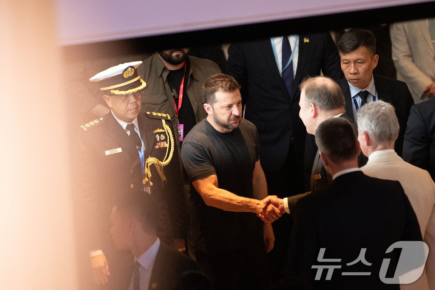 본문 이미지 - 볼로디미르 젤렌스키 우크라이나 대통령이 1일 아시아안보회의(샹그릴라 대화)가 열리고 있는 싱가포르 샹그릴라 호텔로 들어서고 있다. 2024.6.1/뉴스1 ⓒ News1 이승배 기자