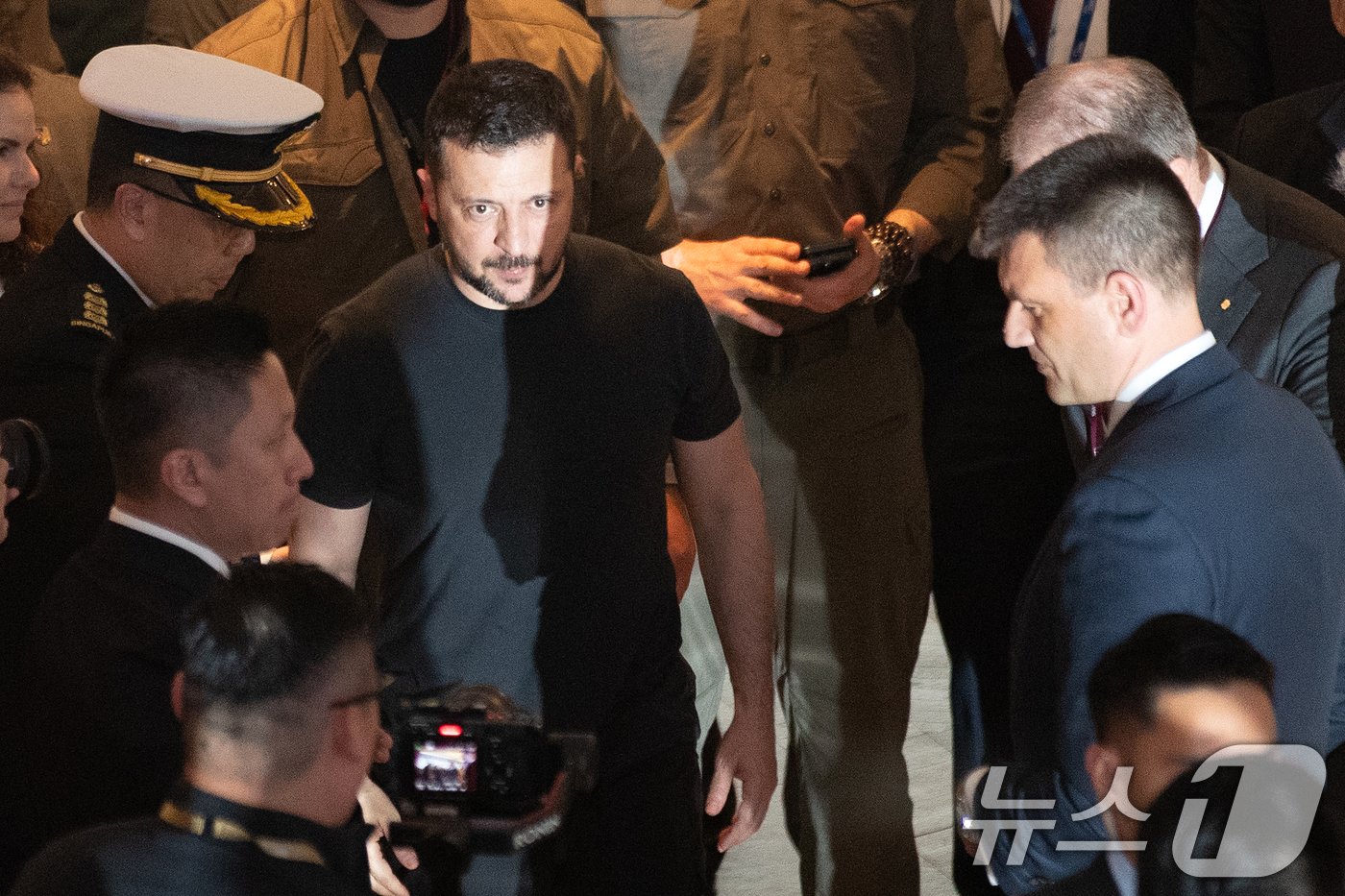 본문 이미지 - 볼로디미르 젤렌스키 우크라이나 대통령이 1일 아시아안보회의(샹그릴라 대화)가 열리고 있는 싱가포르 샹그릴라 호텔로 들어서고 있다. 2024.6.1/뉴스1 ⓒ News1 이승배 기자