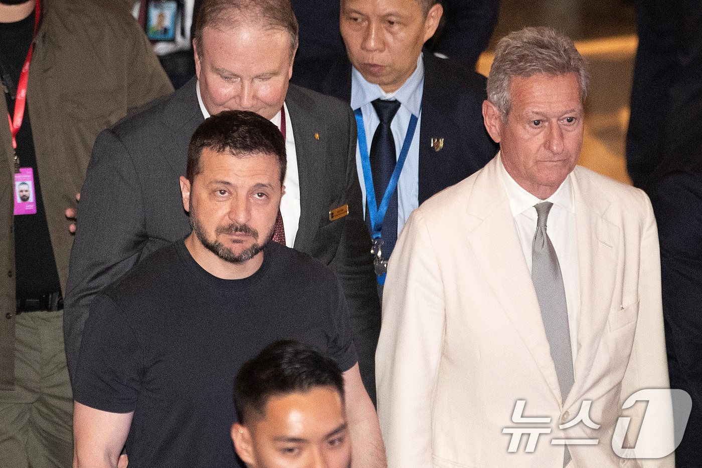 본문 이미지 - 볼로디미르 젤렌스키 우크라이나 대통령이 1일 아시아안보회의(샹그릴라 대화)가 열리고 있는 싱가포르 샹그릴라 호텔로 들어서고 있다. 2024.6.1/뉴스1 ⓒ News1 이승배 기자