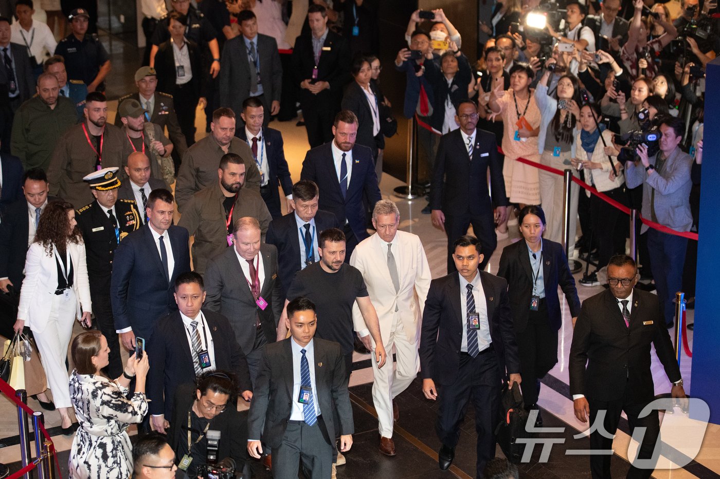 본문 이미지 - 볼로디미르 젤렌스키 우크라이나 대통령이 1일 아시아안보회의(샹그릴라 대화)가 열리고 있는 싱가포르 샹그릴라 호텔로 들어서고 있다. 2024.6.1/뉴스1 ⓒ News1 이승배 기자