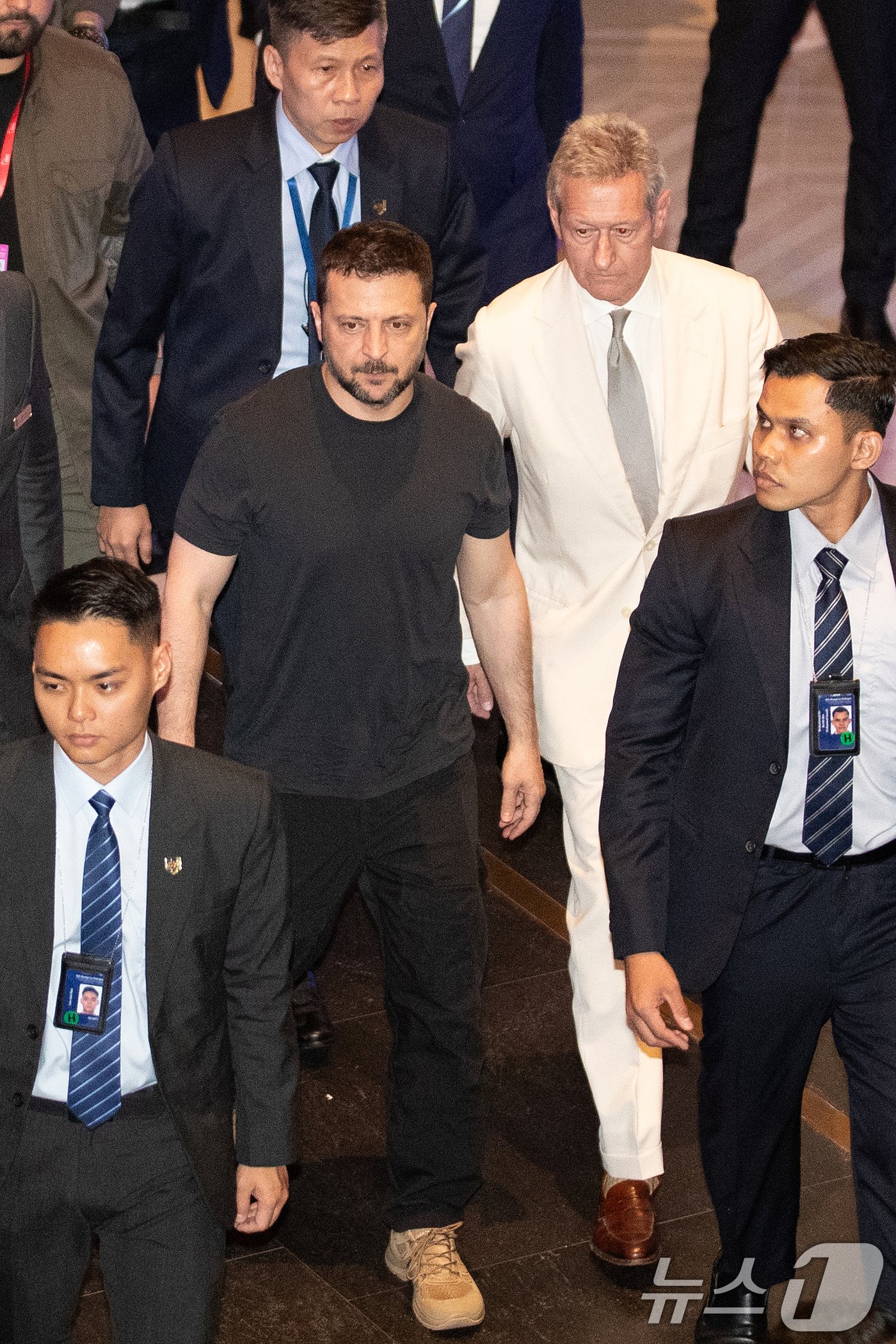 본문 이미지 - 볼로디미르 젤렌스키 우크라이나 대통령이 1일 아시아안보회의(샹그릴라 대화)가 열리고 있는 싱가포르 샹그릴라 호텔로 들어서고 있다. 2024.6.1/뉴스1 ⓒ News1 이승배 기자