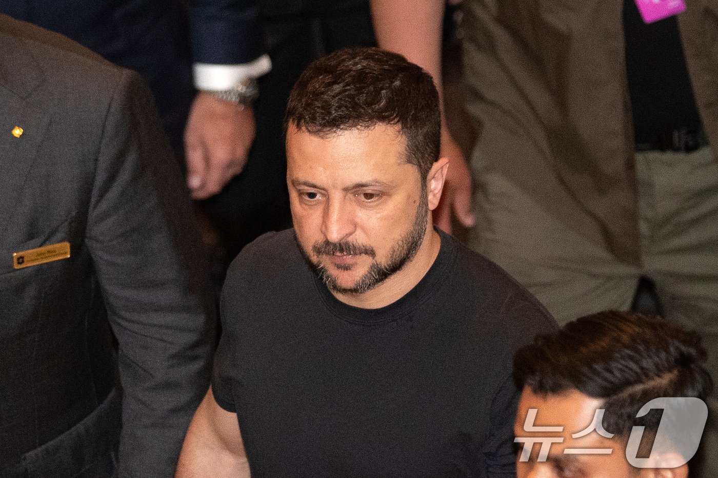 본문 이미지 - 볼로디미르 젤렌스키 우크라이나 대통령이 1일 아시아안보회의(샹그릴라 대화)가 열리고 있는 싱가포르 샹그릴라 호텔로 들어서고 있다. 2024.6.1/뉴스1 ⓒ News1 이승배 기자