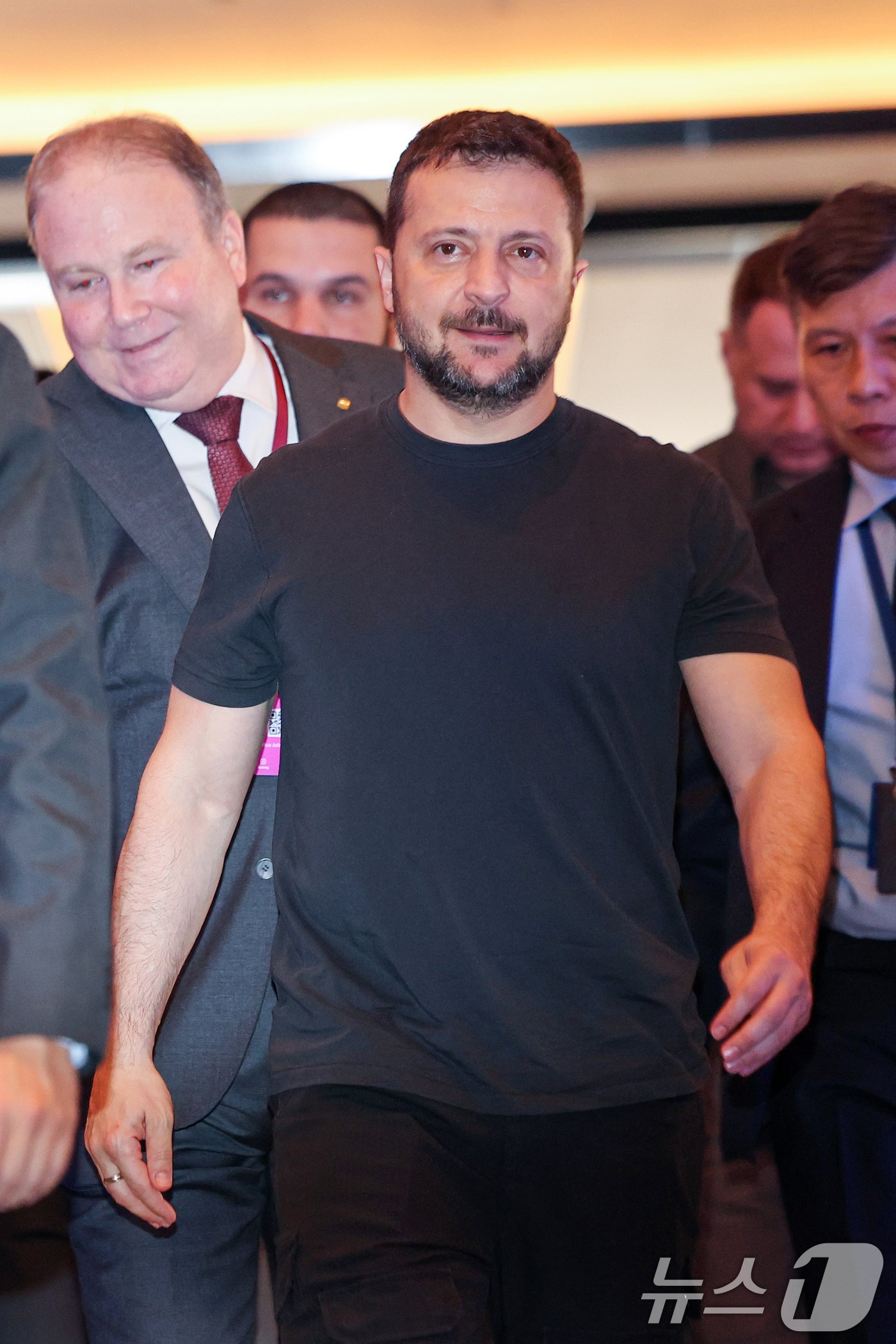 본문 이미지 - 볼로디미르 젤렌스키 우크라이나 대통령이 1일 아시아안보회의(샹그릴라 대화)가 열리고 있는 싱가포르 샹그릴라 호텔로 들어서고 있다. (공동취재) 2024.6.1/뉴스1 ⓒ News1 이승배 기자