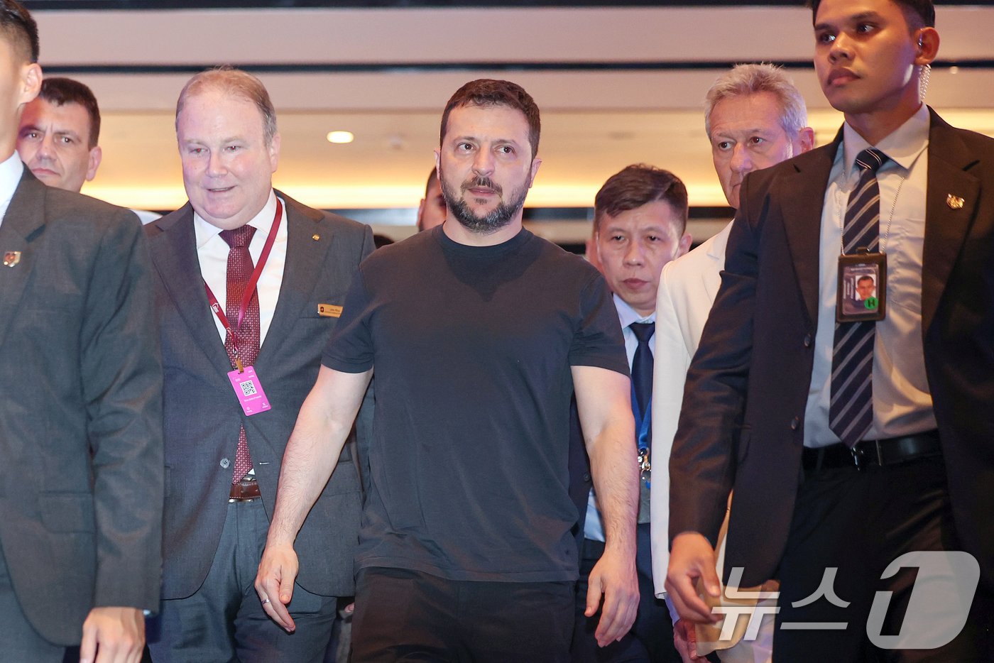 본문 이미지 - 볼로디미르 젤렌스키 우크라이나 대통령이 1일 아시아안보회의(샹그릴라 대화)가 열리고 있는 싱가포르 샹그릴라 호텔로 들어서고 있다. (공동취재) 2024.6.1/뉴스1 ⓒ News1 이승배 기자