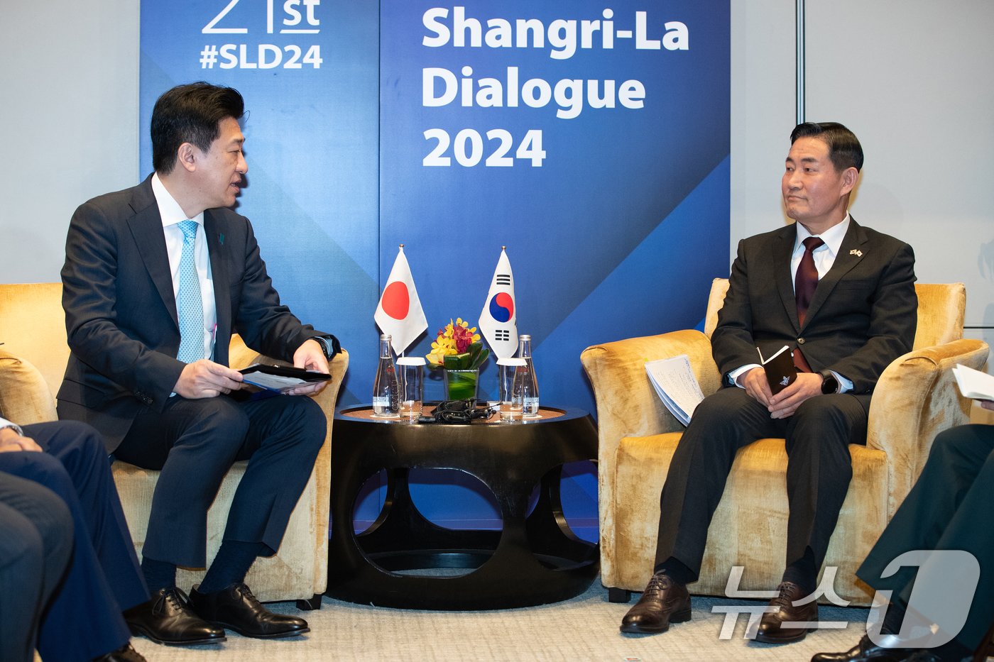 본문 이미지 - 신원식 국방부 장관이 1일 싱가포르 샹그릴라 호텔에서 열린 아시아안보회의(샹그릴라 대화) 계기 한일 국방장관 회담에서 기하라 미노루 일본 방위상과 대화하고 있다.  2024.6.1/뉴스1 ⓒ News1 이승배 기자