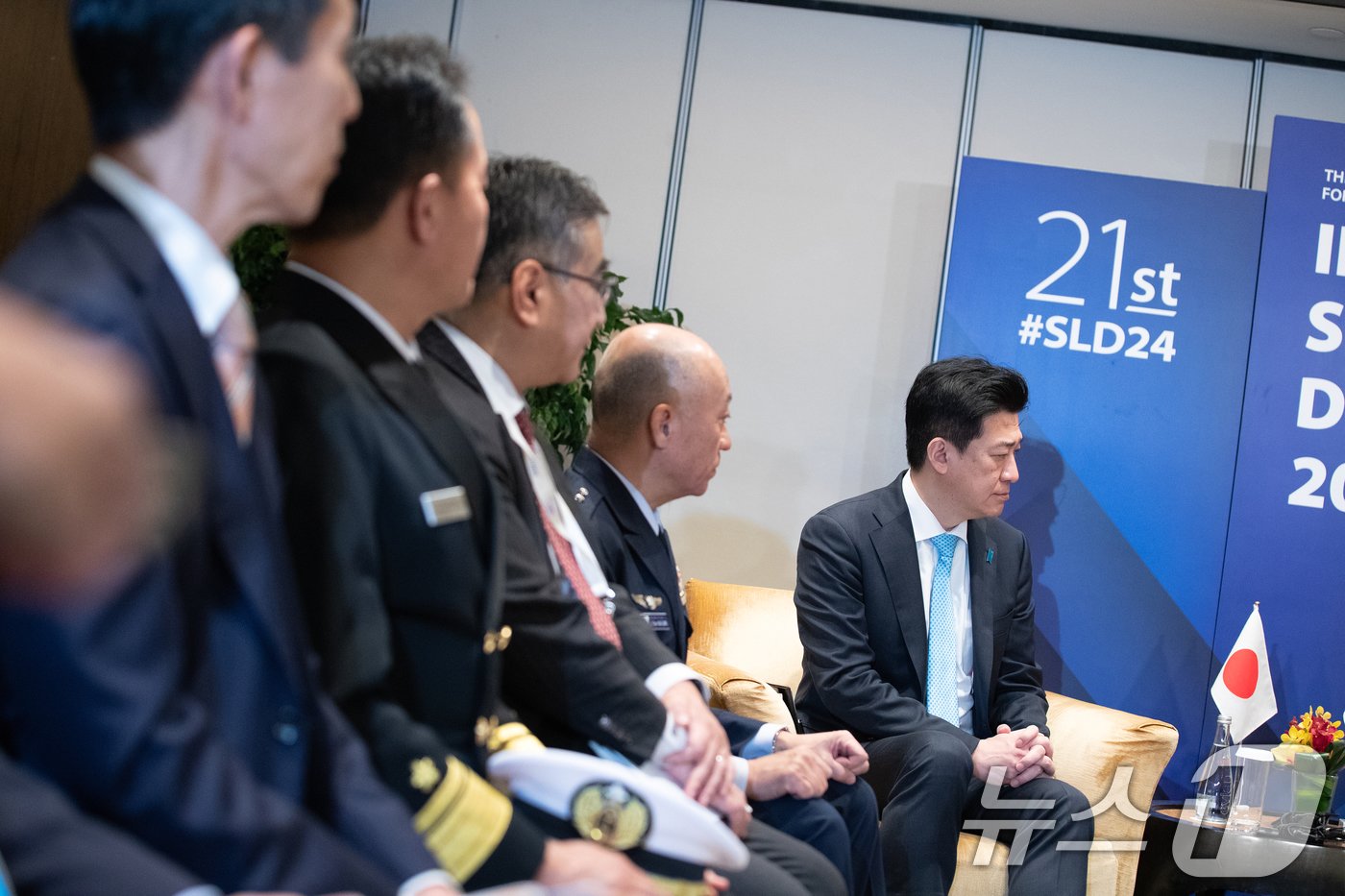 본문 이미지 - 기하라 미노루 일본 방위상이 1일 싱가포르 샹그릴라 호텔에서 열린 아시아안보회의(샹그릴라 대화) 계기 한일 국방장관 회담에 참석해 신원식 국방부 장관의 발언을 듣고 있다. 2024.6.1/뉴스1 ⓒ News1 이승배 기자