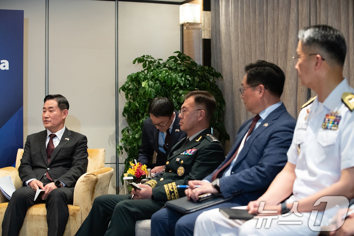 본문 이미지 - 신원식 국방부 장관이 1일 싱가포르 샹그릴라 호텔에서 열린 아시아안보회의(샹그릴라 대화) 계기 한일 국방장관 회담에서 기하라 미노루 일본 방위상과 대화하고 있다.  2024.6.1/뉴스1 ⓒ News1 이승배 기자