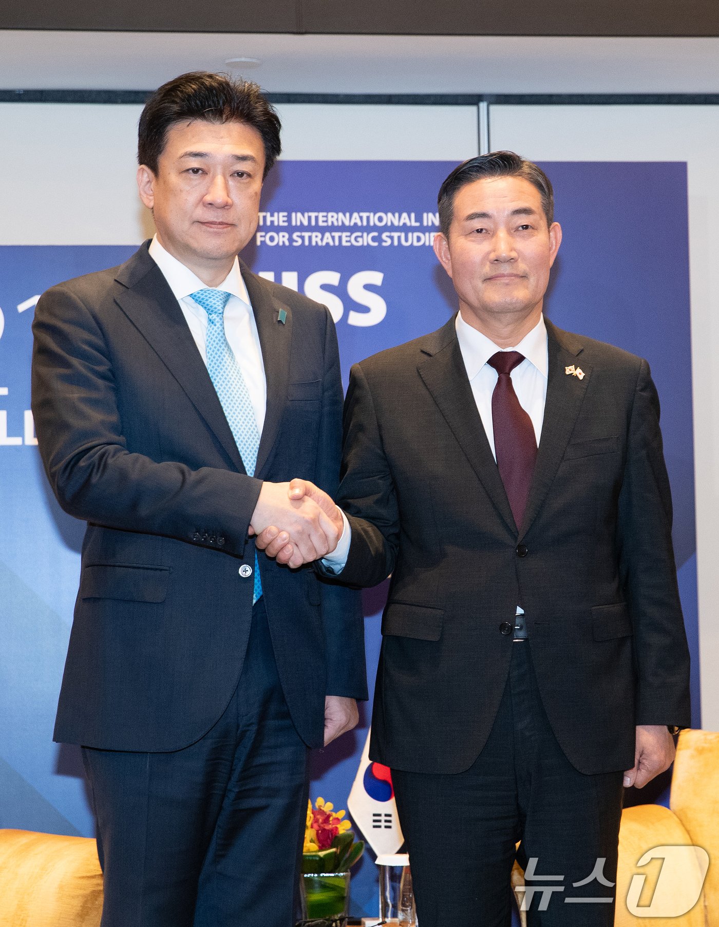 본문 이미지 - 신원식 국방부 장관이 1일 싱가포르 샹그릴라 호텔에서 열린 아시아안보회의(샹그릴라 대화) 계기 한일 국방장관 회담에서 기하라 미노루 일본 방위상과 기념촬영하고 있다.  2024.6.1/뉴스1 ⓒ News1 이승배 기자