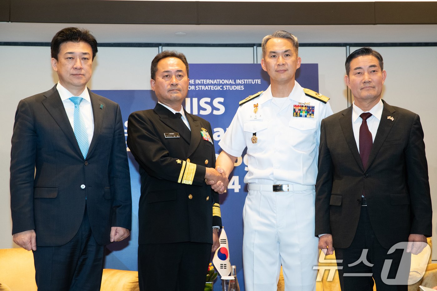 본문 이미지 - 신원식 국방부 장관이 1일 싱가포르 샹그릴라 호텔에서 열린 아시아안보회의(샹그릴라 대화) 계기 한일 국방장관 회담에서 기하라 미노루 일본 방위상과 기념촬영하고 있다. 왼쪽부터 기하라 미노루 일본 방위상, 다케나카 노부유키 일본 해상막료감부 방위부장(소장) , 김지훈 해군본부 정작참모부장(준장), 신 장관.  2024.6.1/뉴스1 ⓒ News1 이승배 기자