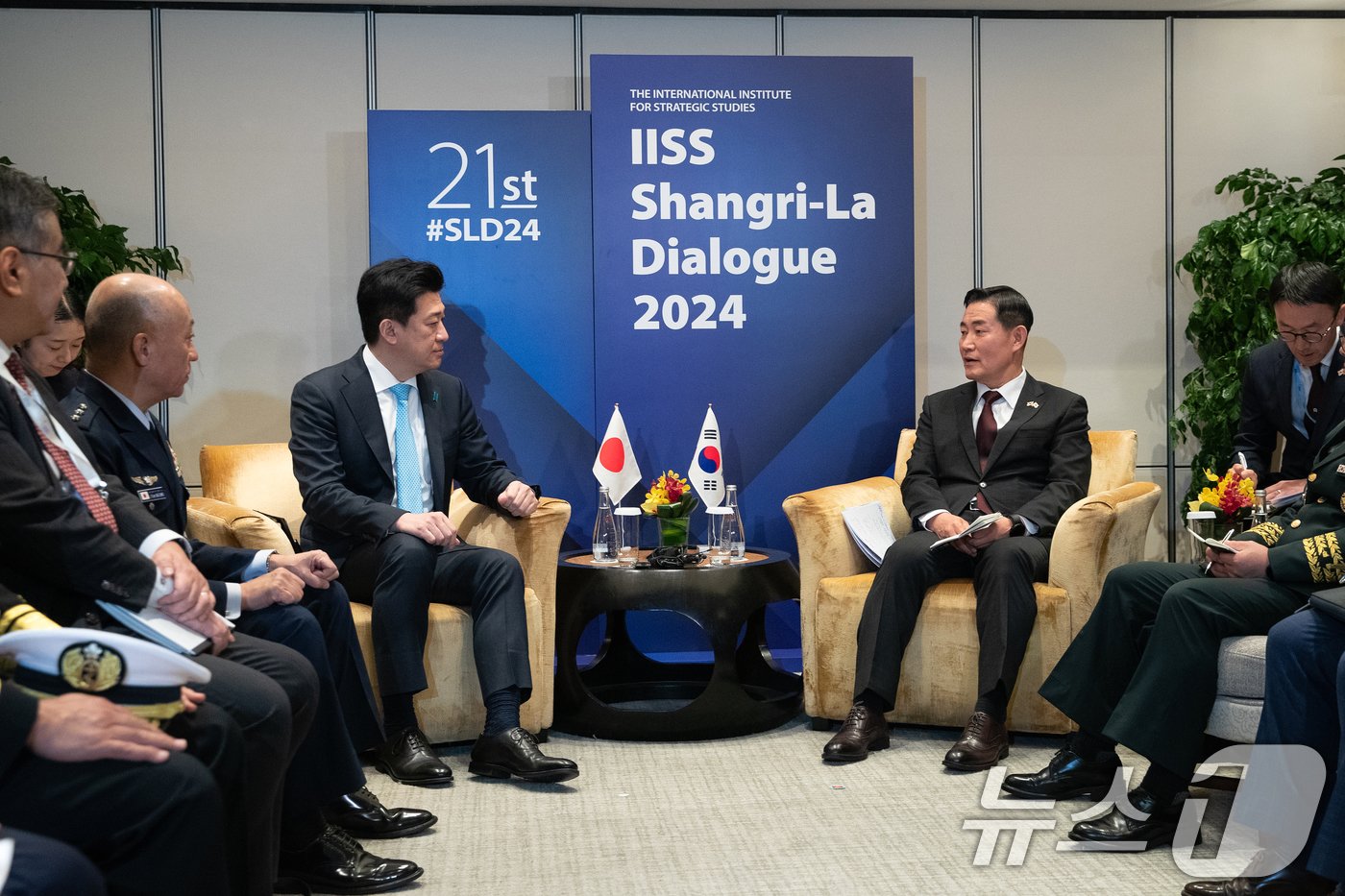 본문 이미지 - 신원식 국방부 장관이 1일 싱가포르 샹그릴라 호텔에서 열린 아시아안보회의(샹그릴라 대화) 계기 한일 국방장관 회담에서 기하라 미노루 일본 방위상과 대화하고 있다.  2024.6.1/뉴스1 ⓒ News1 이승배 기자