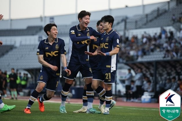 서울 이랜드 박민서가 골을 넣은 뒤 동료들과 함께 기뻐하고 있다 &#40;한국프로축구연맹 제공&#41;