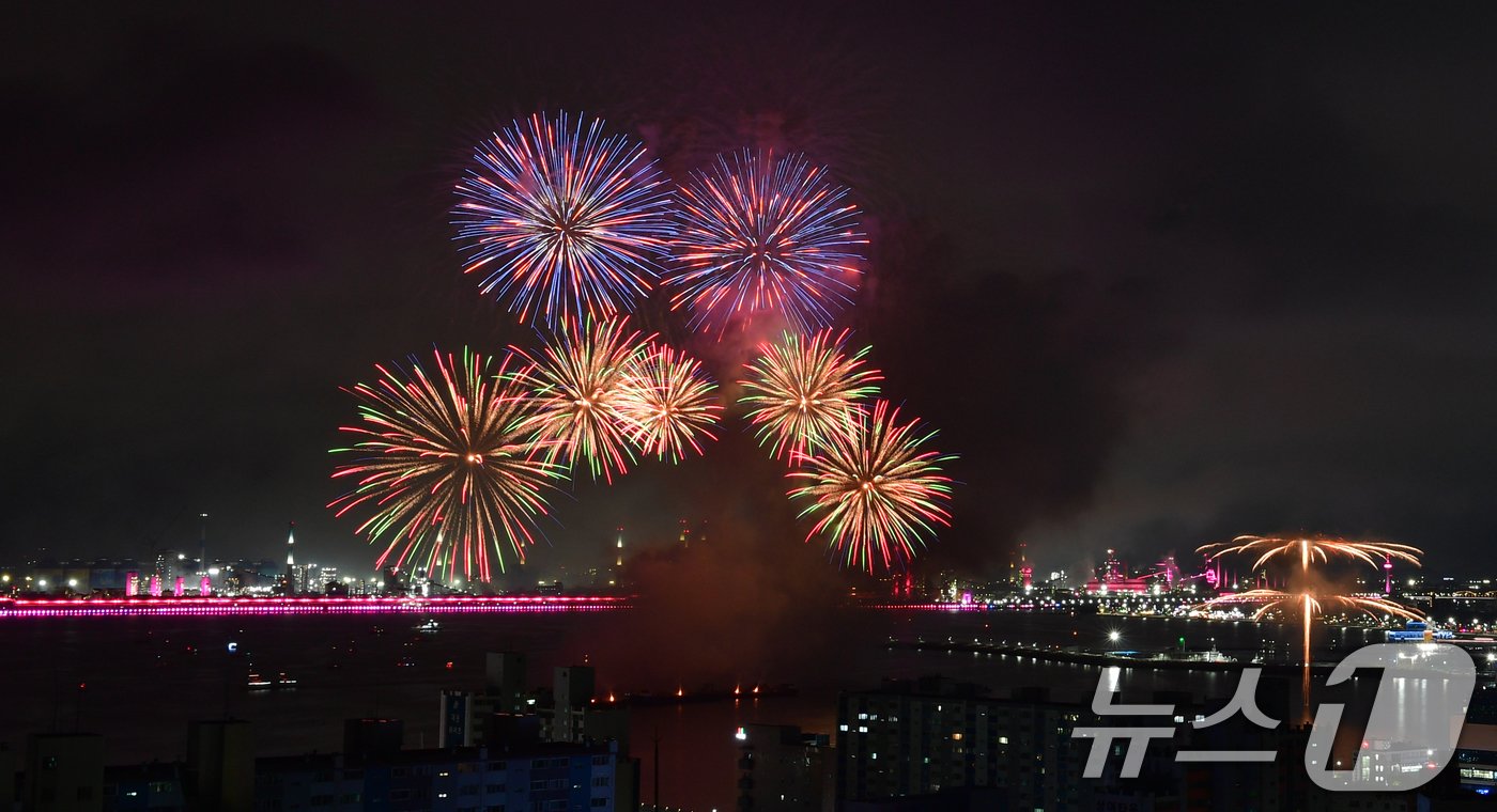 2024 포항국제불빛축제 둘째 날인 1일 오후 북구 영일대해수욕장에서 한국 한화팀의 그랜드 피날레가 밤하늘을 수놓고 있다. 2024.6.1/뉴스1 ⓒ News1 최창호 기자