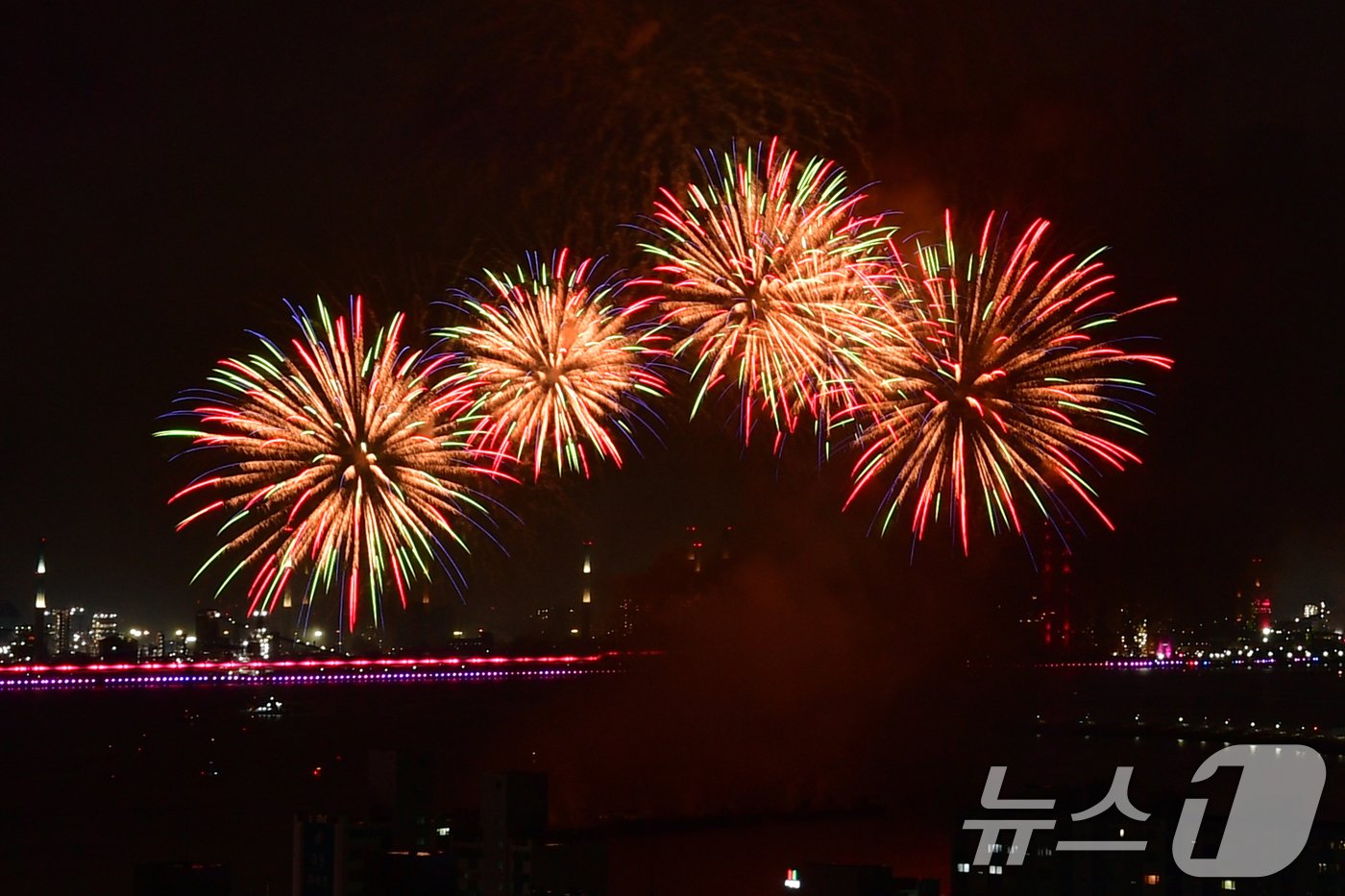 2024 포항국제불빛축제 둘째 날인 1일 오후 북구 영일대해수욕장에서 한국 한화팀의 그랜드 피날레가 펼쳐지고 있다. 2024.6.1/뉴스1 ⓒ News1 최창호 기자