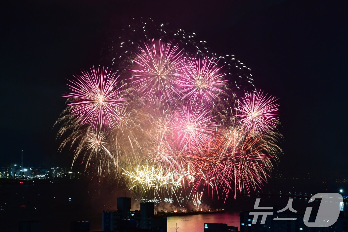 본문 이미지 - 2024 포항국제불빛축제 둘째 날인 1일 오후 북구 영일대해수욕장에서 영국, 중국, 호주 3개국 팀의 국제불꽃경연대회가 펼쳐지고 있다. 2024.6.1/뉴스1 ⓒ News1 최창호 기자