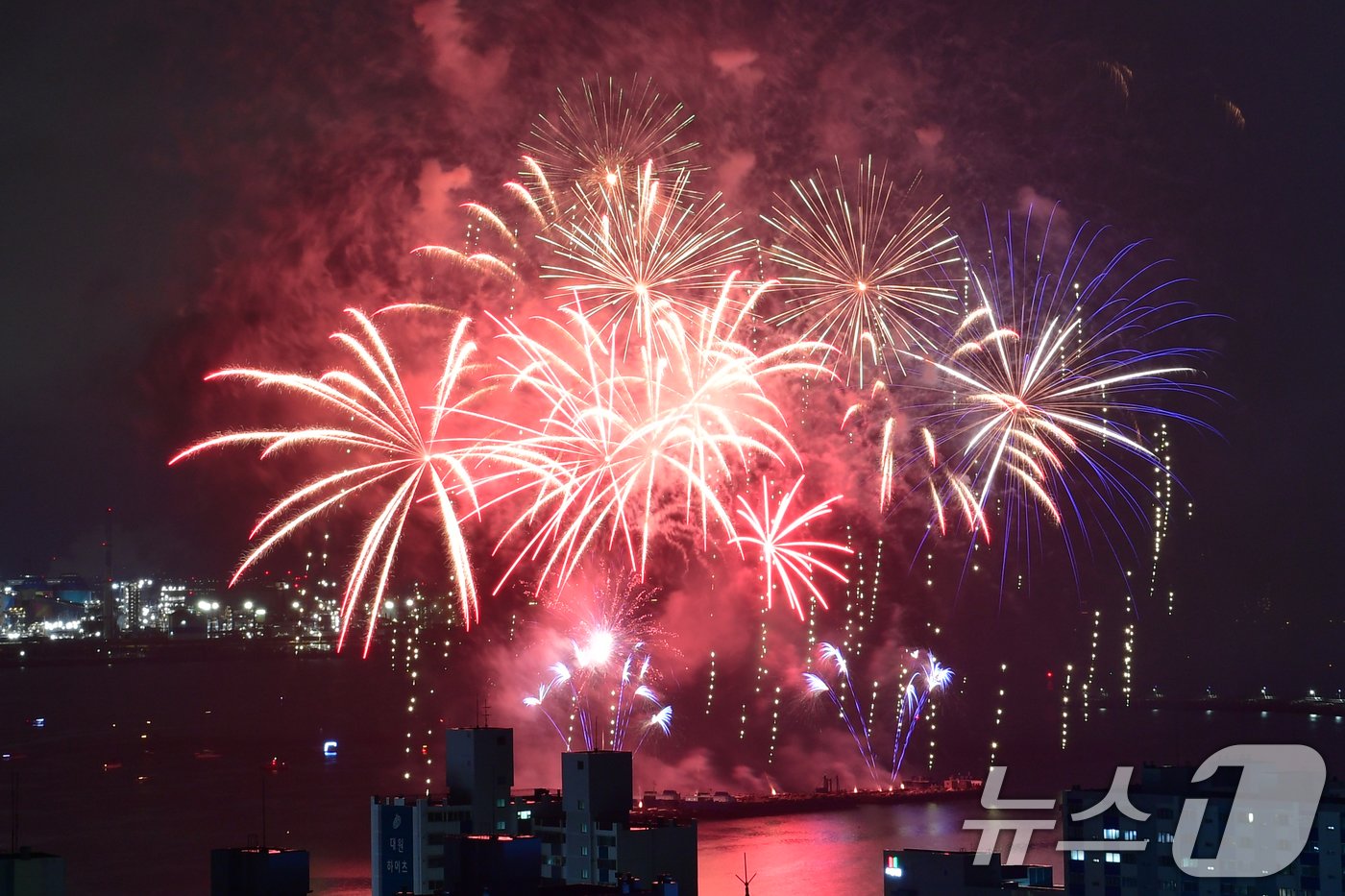 2024 포항국제불빛축제 둘째 날인 1일 오후 북구 영일대해수욕장에서 영국, 중국, 호주 3개국 팀의 국제불꽃경연대회가 펼쳐지고 있다. 2024.6.1/뉴스1 ⓒ News1 최창호 기자