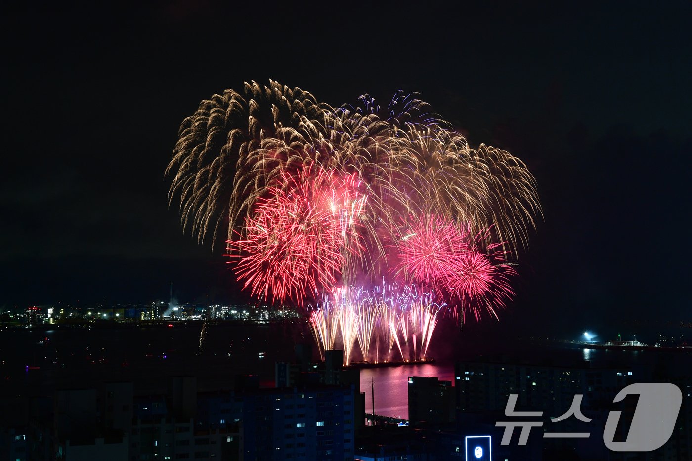 2024 포항국제불빛축제 둘째 날인 1일 오후 북구 영일대해수욕장에서 영국, 중국, 호주 3개국 팀의 국제불꽃경연대회가 펼쳐지고 있다. 2024.6.1/뉴스1 ⓒ News1 최창호 기자