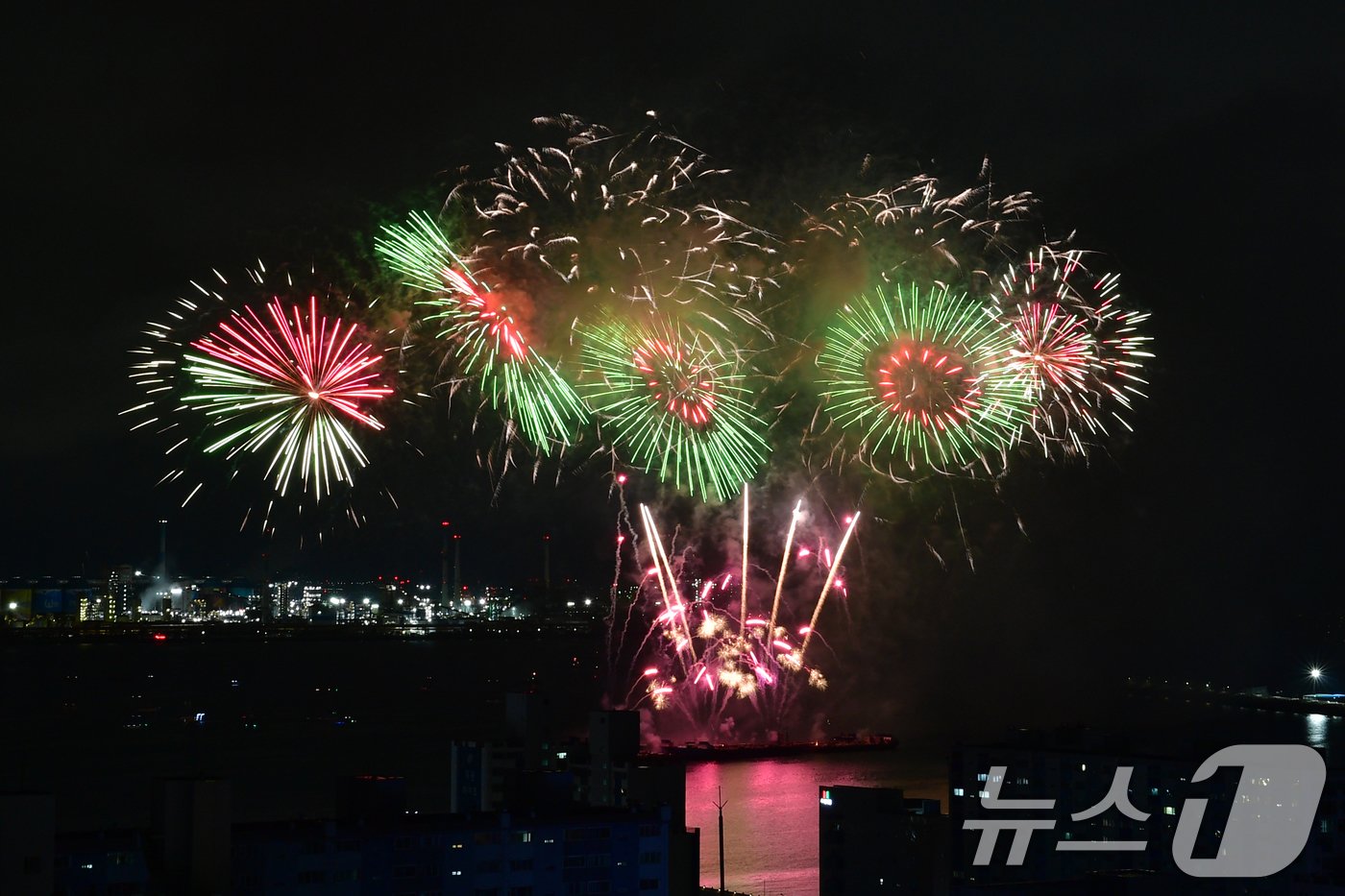 2024 포항국제불빛축제 둘째 날인 1일 오후 북구 영일대해수욕장에서 영국, 중국, 호주 3개국 팀의 국제불꽃경연대회가 펼쳐지고 있다. 2024.6.1/뉴스1 ⓒ News1 최창호 기자