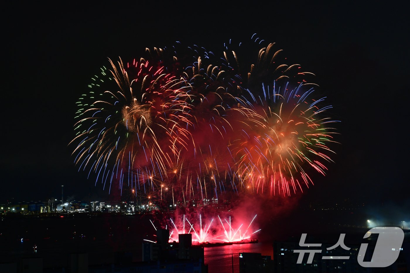 2024 포항국제불빛축제 둘째 날인 1일 오후 북구 영일대해수욕장에서 영국, 중국, 호주 3개국 팀의 국제불꽃경연대회가 펼쳐지고 있다. 2024.6.1/뉴스1 ⓒ News1 최창호 기자