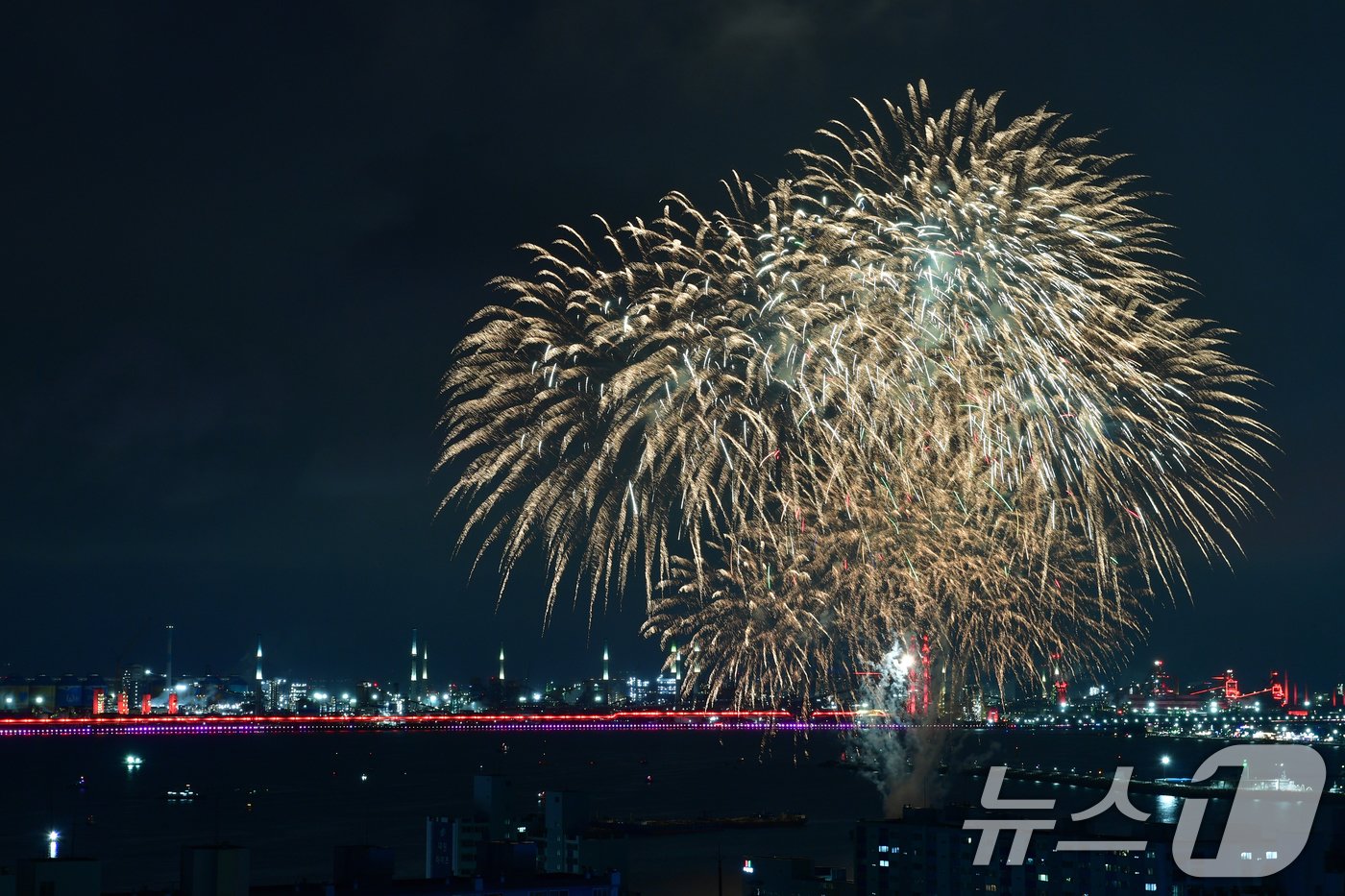 2024 포항국제불빛축제 둘째 날인 1일 오후 북구 영일대해수욕장에서 영국, 중국, 호주 3개국 팀의 국제불꽃경연대회를 알리는 불꽃이 하늘을 수놓고 있다. 2024.6.1/뉴스1 ⓒ News1 최창호 기자