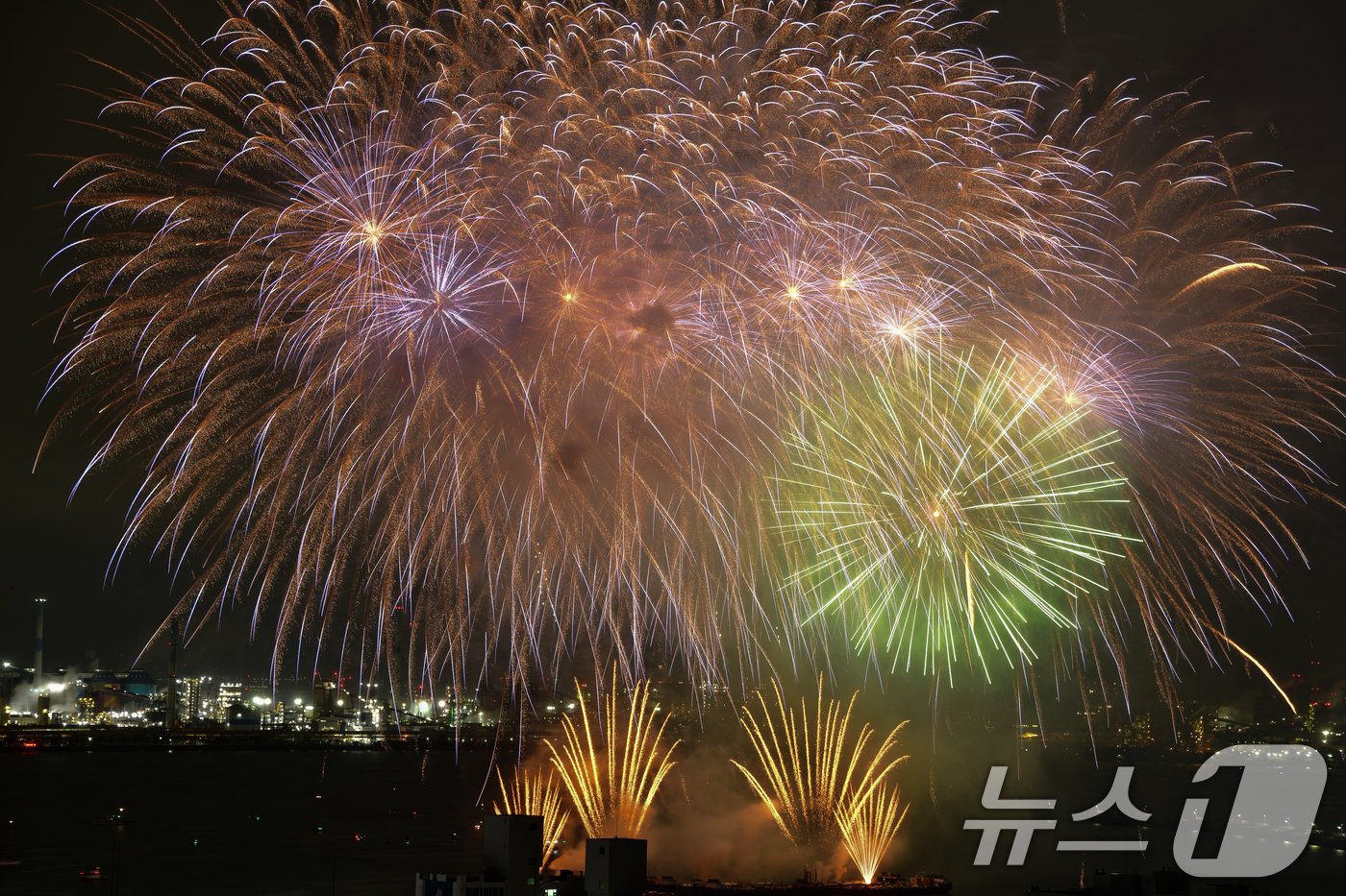 2024 포항국제불빛축제 둘째 날인 1일 오후 북구 영일대해수욕장에서 영국, 중국, 호주 3개국 팀의 국제불꽃경연대회가 열리고 있다. 2024.6.1/뉴스1 ⓒ News1 최창호 기자