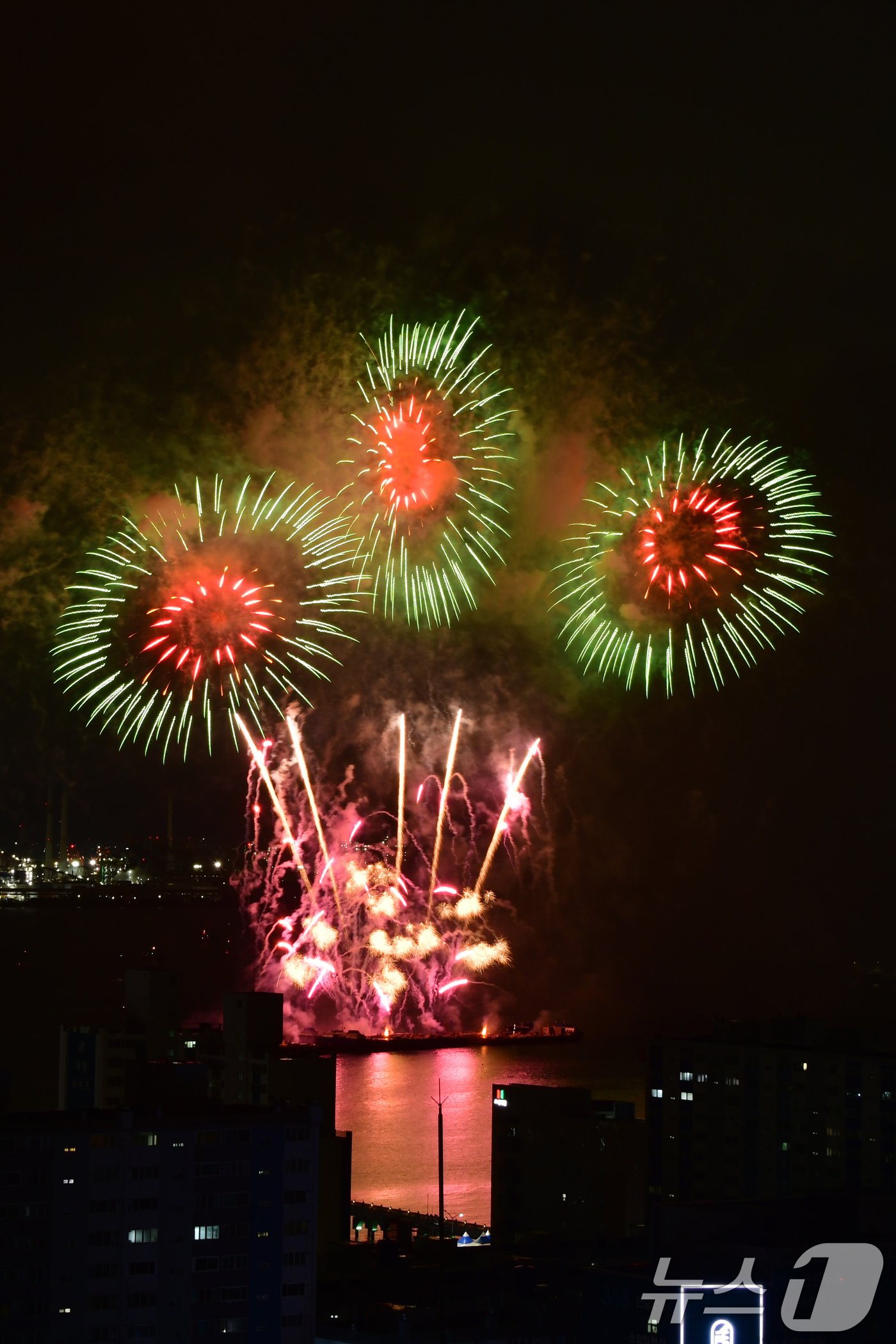 2024 포항국제불빛축제 둘째 날인 1일 오후 북구 영일대해수욕장에서 영국, 중국, 호주 3개국 팀의 국제불꽃경연대회가 열리고 있다. 2024.6.1/뉴스1 ⓒ News1 최창호 기자