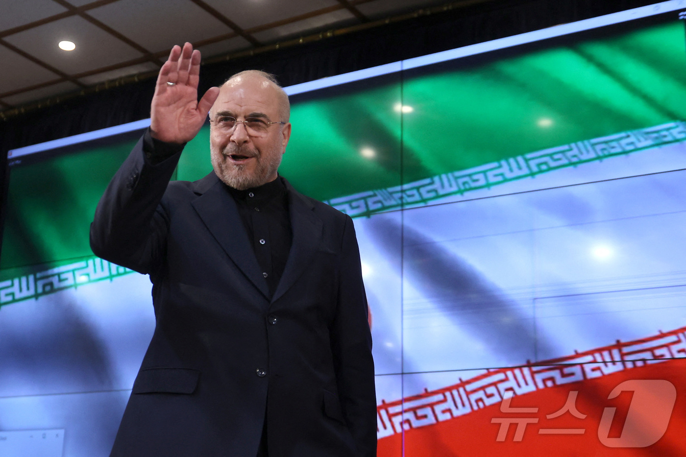 (테헤란 로이터=뉴스1) 권진영 기자 = 3일(현지시간) 이란 테헤란 내무부에서 모하마드 바게르 갈리바프 이란 국회의장이 대통령 선거 후보 등록을 마친 후 기자회견에서 손을 흔들고 …
