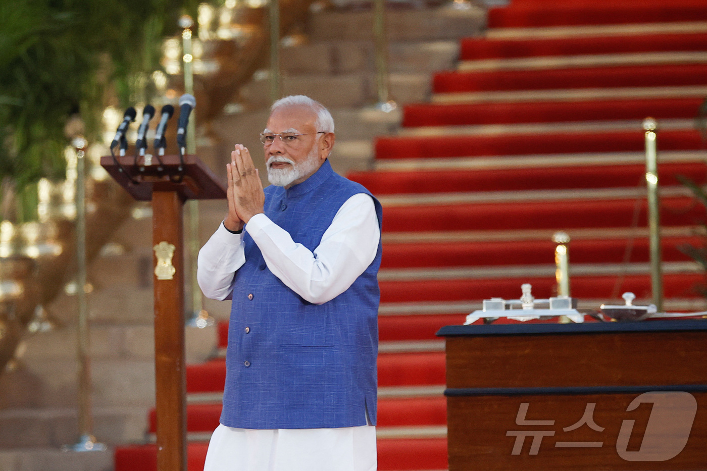 (뉴델리 로이터=뉴스1) 정지윤 기자 = 9일(현지시간) 인도 뉴델리 대통령궁에서 열린 취임식에서 나렌드라 모디 인도 총리가 인사하고 있다. 2024.06.09ⓒ 로이터=뉴스1