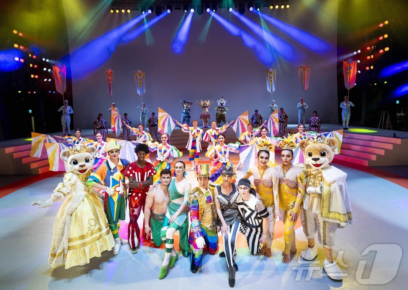 본문 이미지 - 에버랜드 '레니의 컬러풀 드림' 서커스 공연 출연진들.(에버랜드 제공)