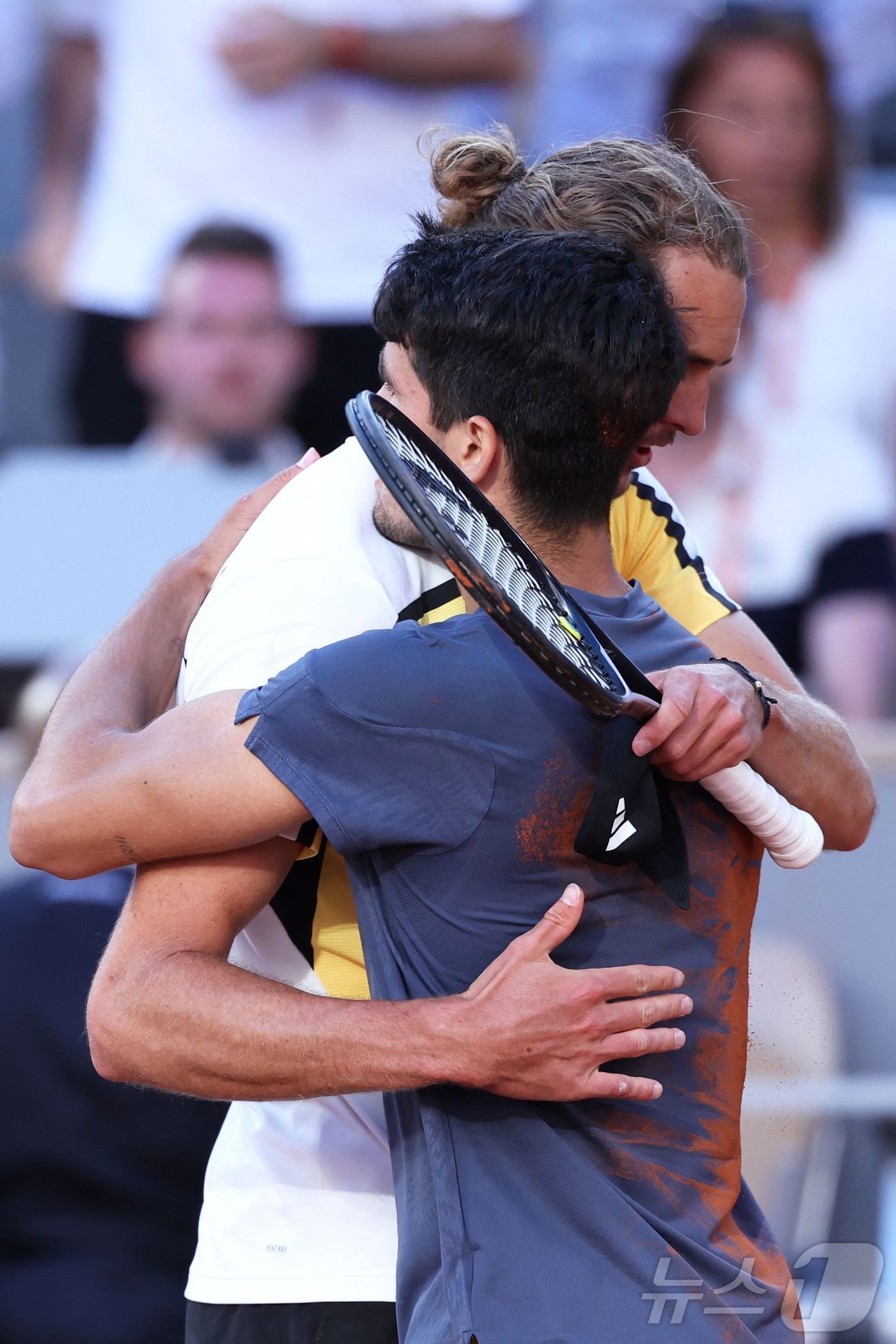(파리 AFP=뉴스1) 우동명 기자 = 스페인의 카를로스 알카라스가 9일 (현지시간) 파리의 스타드 롤랑가로스에서 열린 프랑스 오픈 테니스 대회서 대회 첫 우승을 한 뒤 준우승을 …