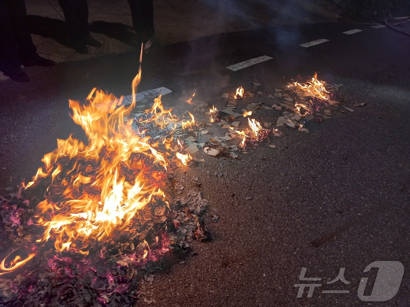 9일 오후 11시 58분쯤 인천시 강화군 하점면 일대에서 발견된 오물풍선, 이 곳에서 떨어진 폐지에 불이 붙어있다.&#40;인천소방본부 제공&#41;2024.6.10/뉴스1 ⓒ News1 박소영 기자