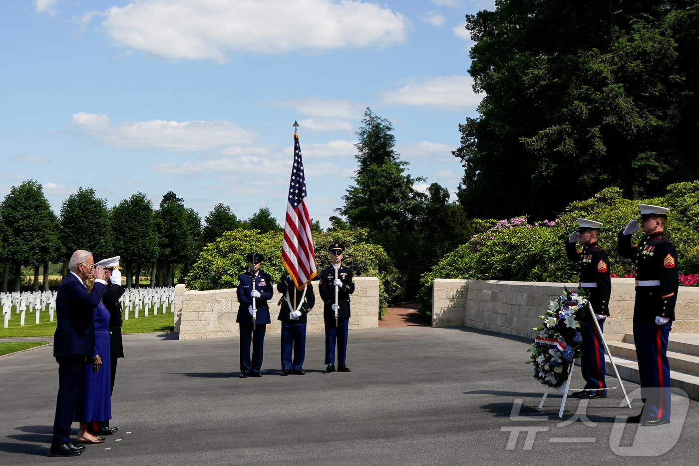 (벨로 로이터=뉴스1) 류정민 기자 = 조 바이든 미국 대통령과 영부인 질 바이든 여사가 지난 9일(현지시간) 프랑스 벨로에 있는 앤마른 미국 묘지에서 열린 헌화식에 참석해 1차 …