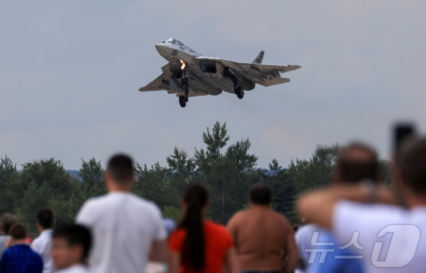 (츄코브스키 로이터=뉴스1) 김성식 기자 = 러시아 수도 모스크바 인근 츄코브스키 비행장에서 2021년 7월 열린 막스(Maks) 에어쇼에서 러시아 공군의 최신예 전투기 'Su-5 …