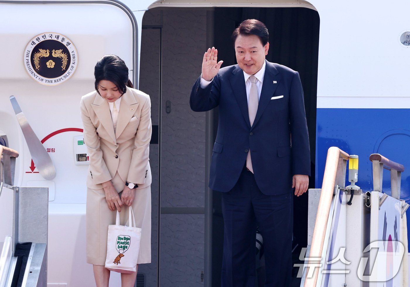 윤석열 대통령과 김건희 여사가 10일 오전 경기 성남시 서울공항에서 중앙아시아 3개국 순방을 위해 공군 1호기에 탑승하며 인사하고 있다.  2024.6.10/뉴스1 ⓒ News1 구윤성 기자