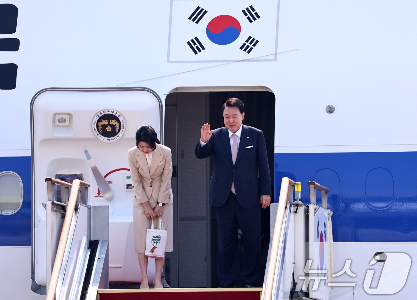 윤석열 대통령과 김건희 여사가 10일 오전 경기 성남시 서울공항에서 중앙아시아 3개국 순방을 위해 공군 1호기에 탑승하며 인사하고 있다. 2024.6.10/뉴스1 ⓒ News1 구윤성 기자