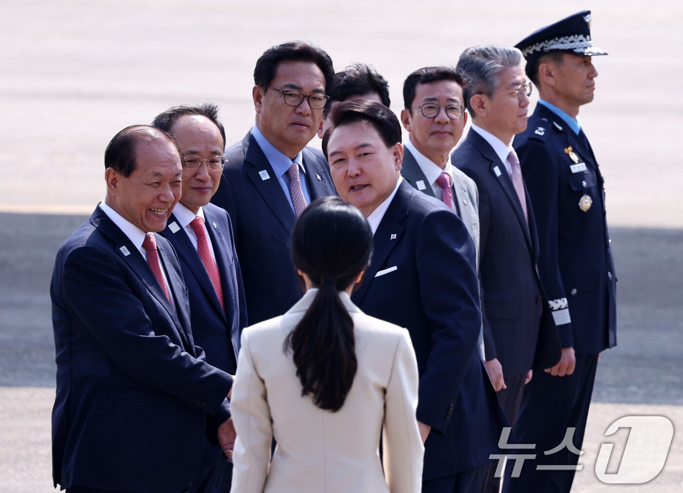 윤석열 대통령과 김건희 여사가 10일 오전 경기 성남시 서울공항에서 중앙아시아 3개국 순방을 위해 공군 1호기에 탑승하며 환송 나온 국민의힘 지도부와 인사하고 있다. 2024.6.10/뉴스1 ⓒ News1 구윤성 기자