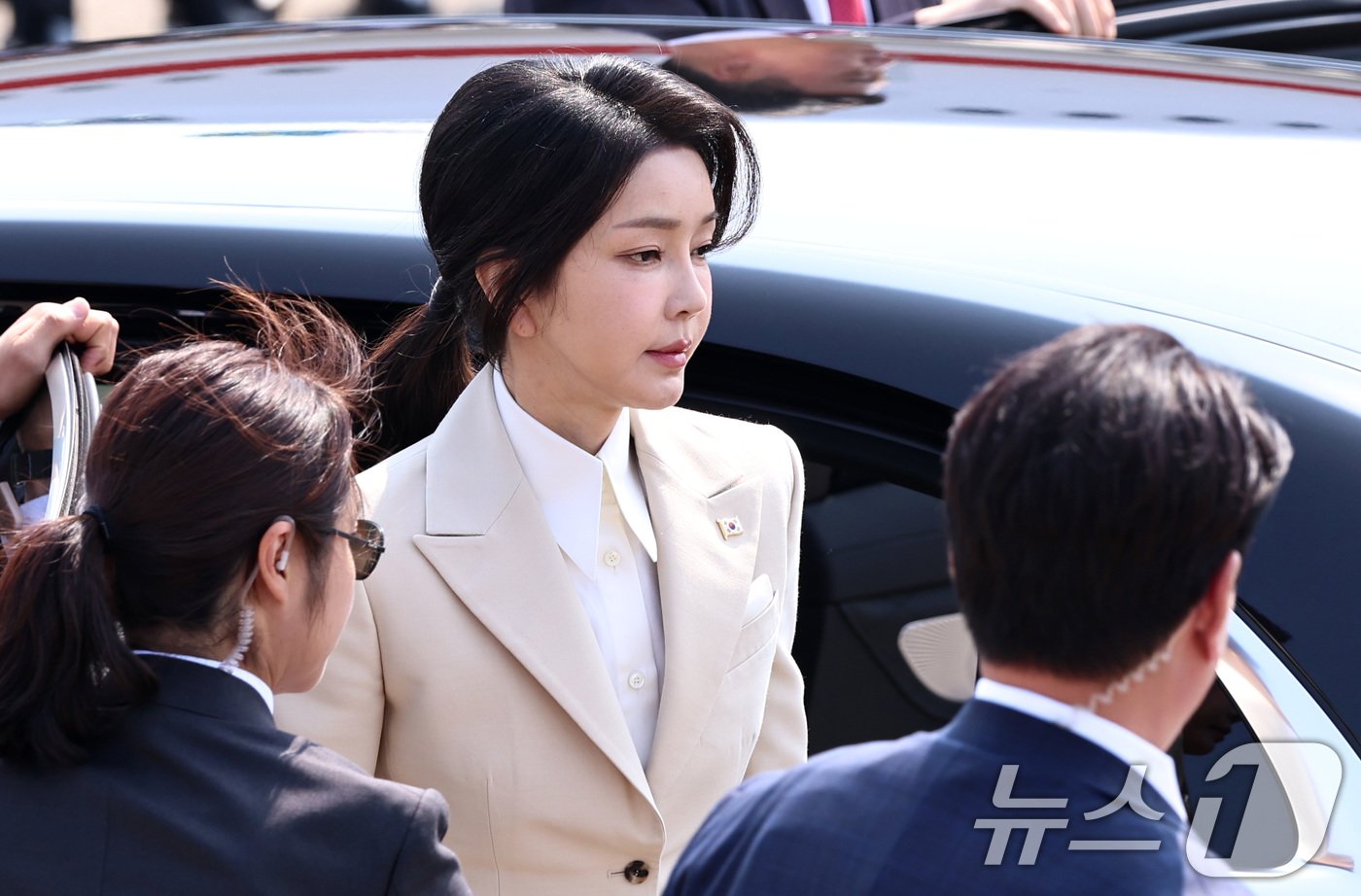 본문 이미지 - 윤석열 대통령의 배우자 김건희 여사가 10일 오전 경기 성남시 서울공항에 도착해 윤 대통령과 함께 관용차에서 내리고 있다. 2024.6.10/뉴스1 ⓒ News1 구윤성 기자