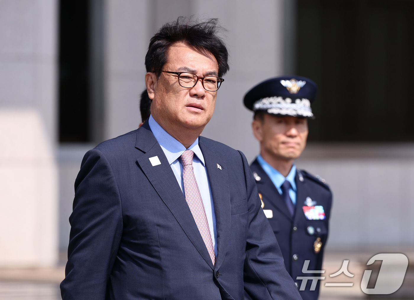 (성남=뉴스1) 구윤성 기자 = 정진석 대통령실 비서실장이 10일 오전 경기 성남시 서울공항에서 윤석열 대통령 환송을 위해 이동하고 있다. 2024.6.10/뉴스1