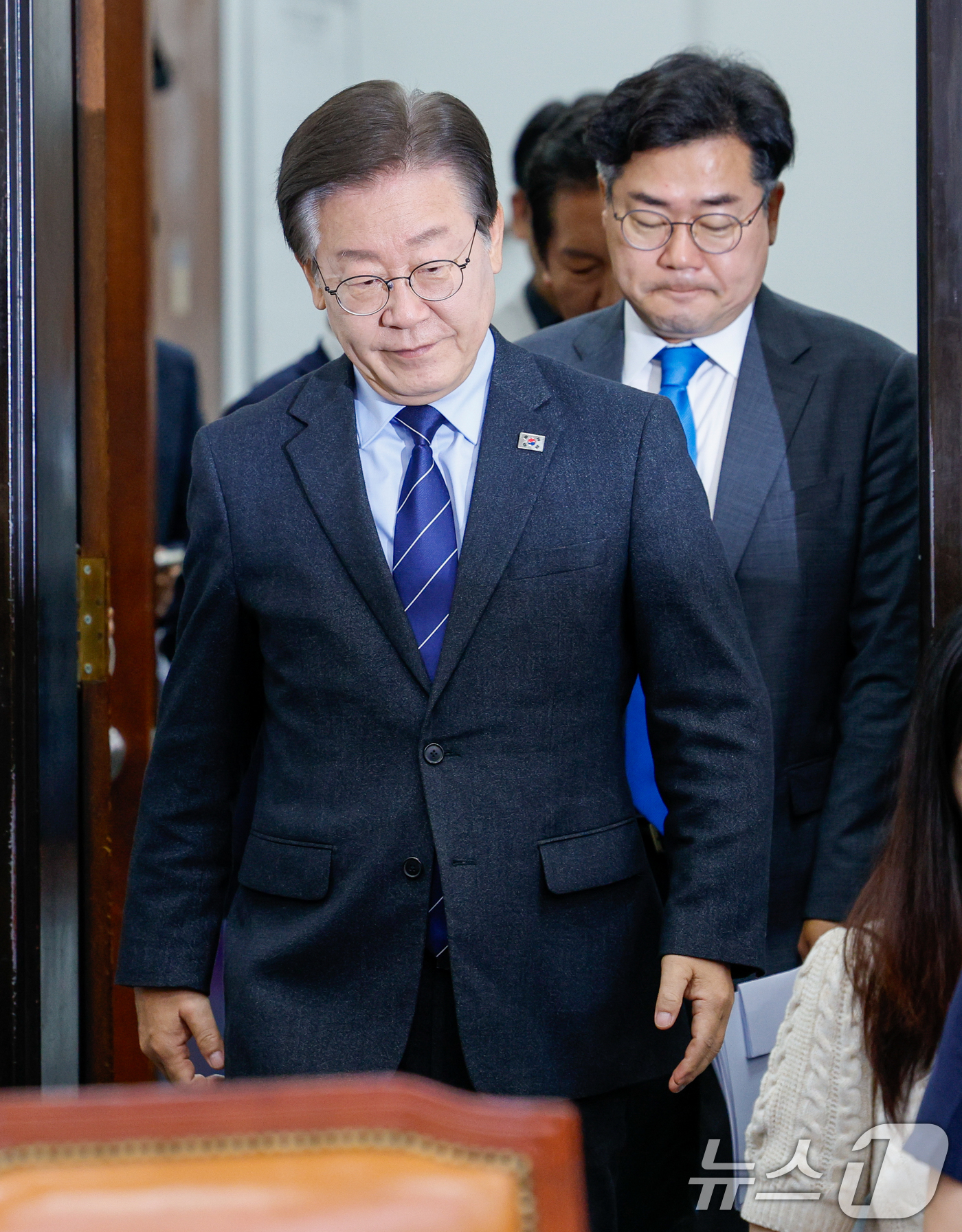 (서울=뉴스1) 안은나 기자 = 이재명 더불어민주당 대표와 박찬대 원내대표가 10일 오전 서울 여의도 국회에서 열린 최고위원회의에 입장하고 있다. 2024.6.10/뉴스1