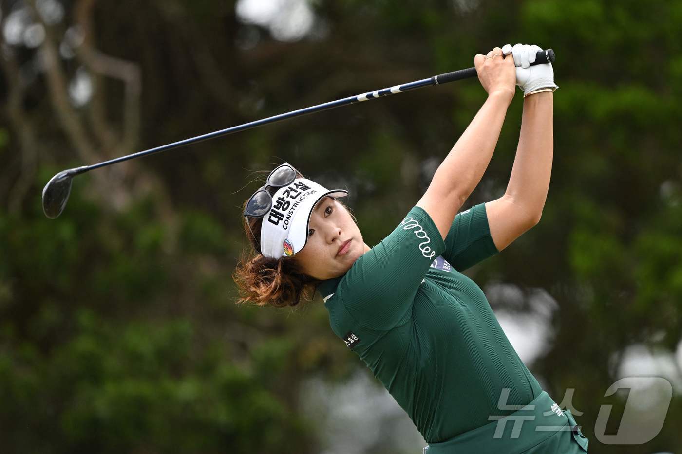 본문 이미지 - 이정은6이 9일(현지시간) 뉴저지주 갤러웨이의 시뷰 베이코스에서 12위를 기록한 LPGA 투어 숍라이트 LPGA 클래식 마지막 날 8번 홀서 티샷을 하고 있다. 2024.06.10 ⓒ AFP=뉴스1 ⓒ News1 우동명 기자