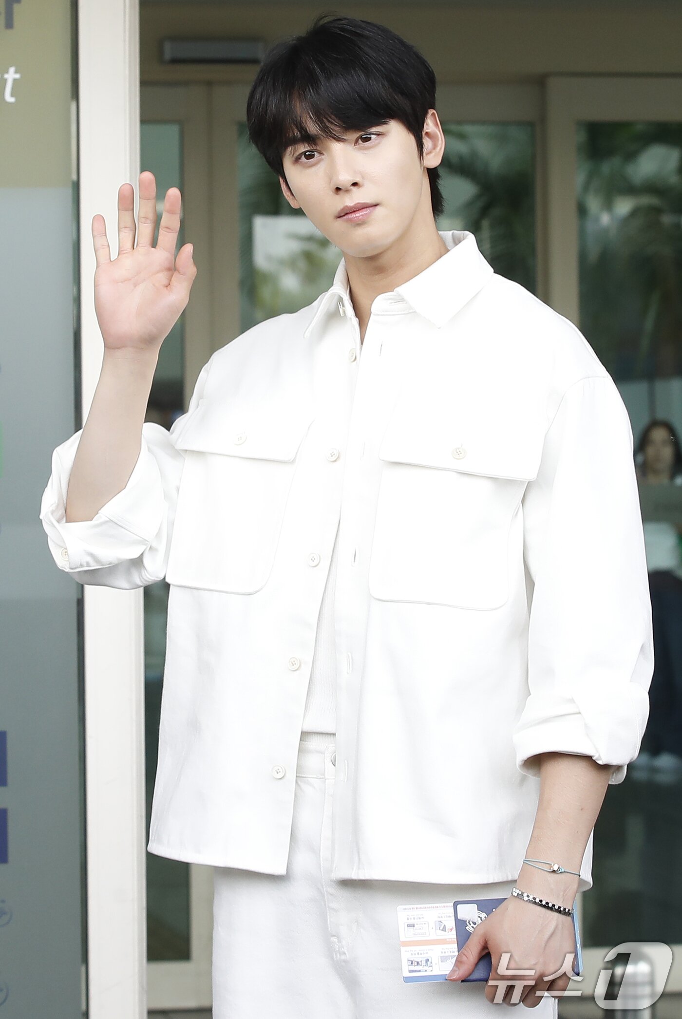 본문 이미지 - 배우 차은우가 패션 브랜드 행사를 위해 10일 오전 인천공항에 도착해 이탈리아로 출국하기 전 손을 흔들고 있다. ⓒ News1 권현진 기자