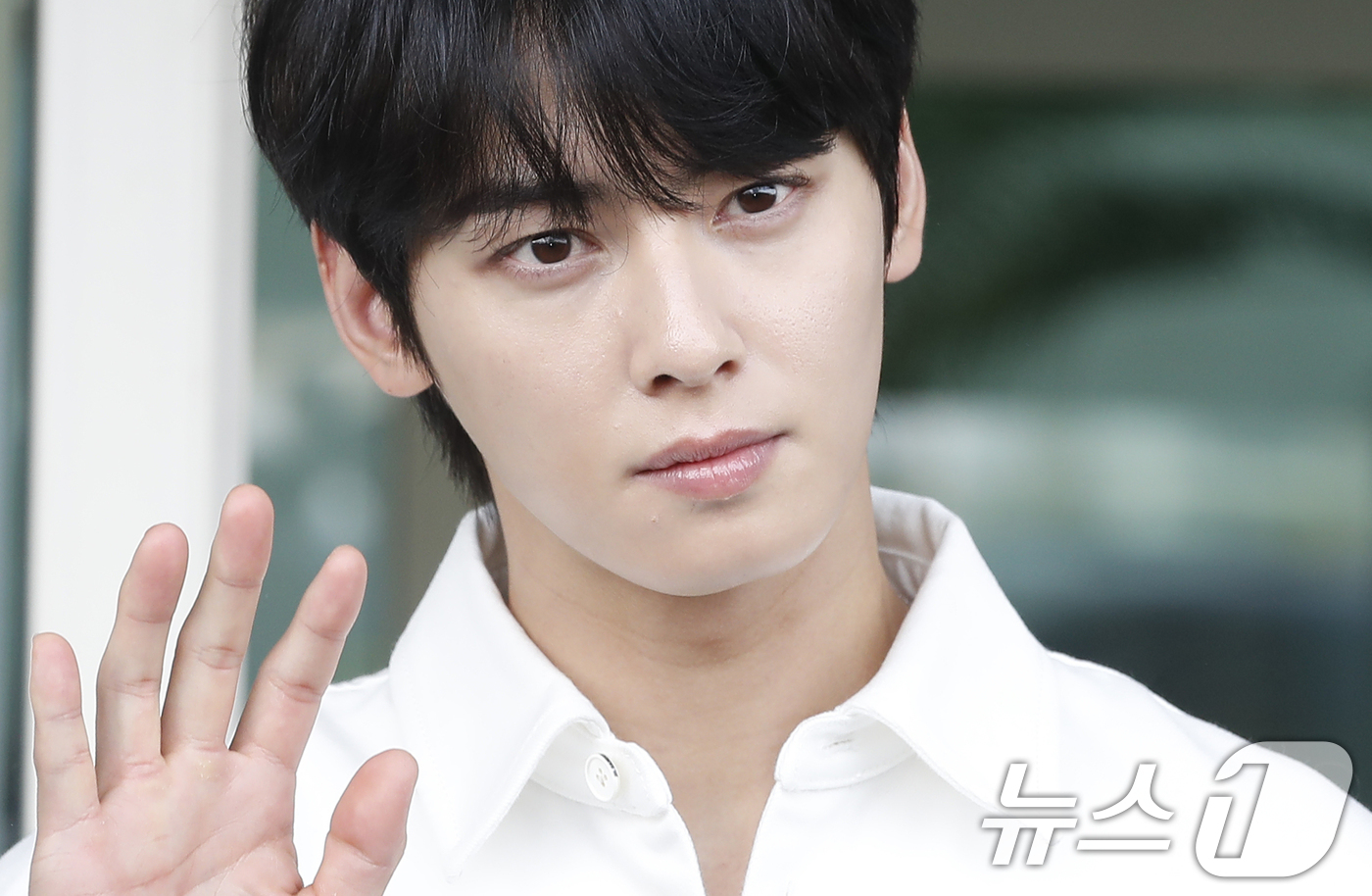 (인천공항=뉴스1) 권현진 기자 = 배우 차은우가 패션 브랜드 행사를 위해 10일 오전 인천공항에 도착해 이탈리아로 출국하기 전 인사를 하고 있다. 2024.6.10/뉴스1