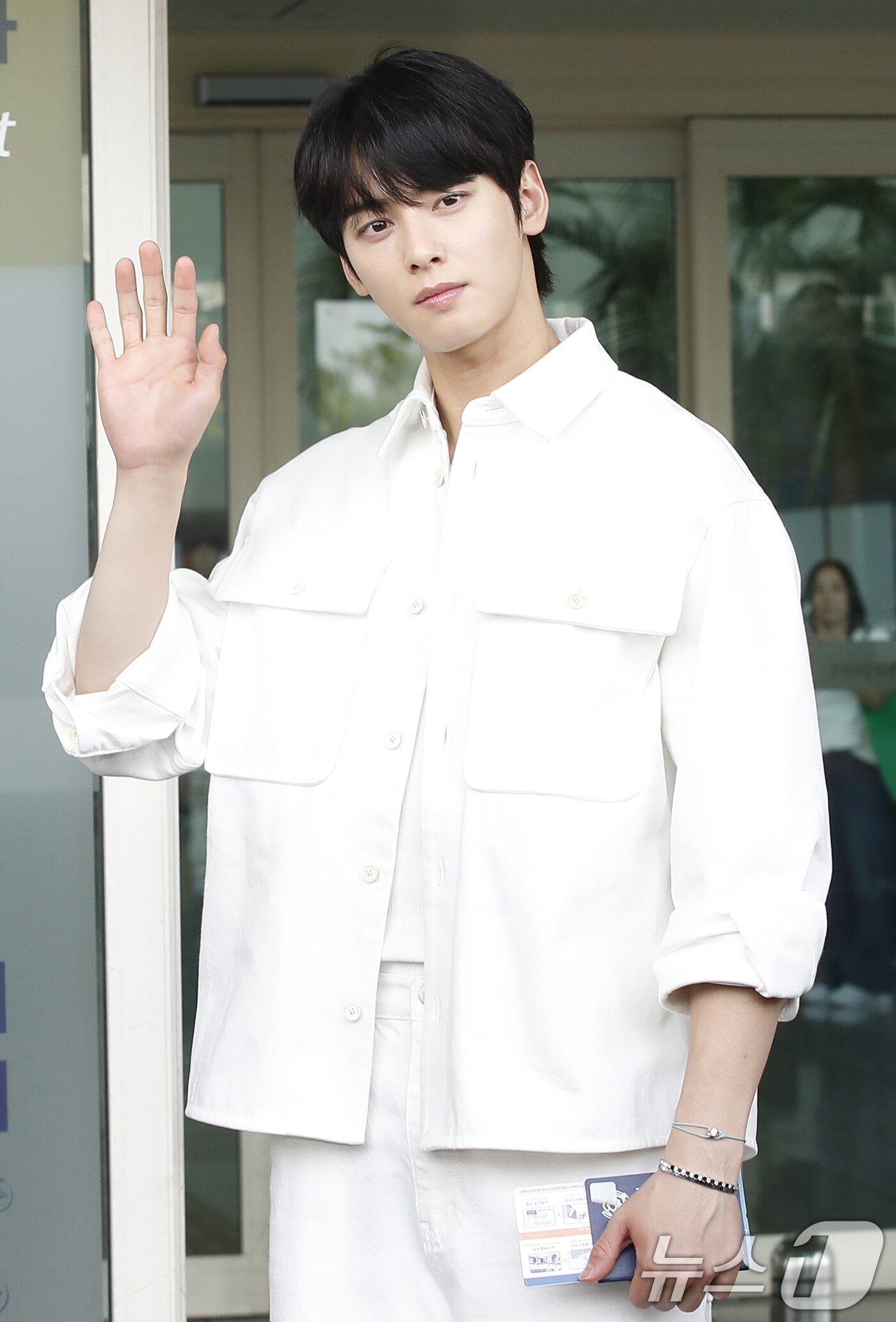 본문 이미지 - 배우 차은우가 패션 브랜드 행사를 위해 10일 오전 인천공항에 도착해 이탈리아로 출국하기 전 손을 흔들고 있다. ⓒ News1 권현진 기자