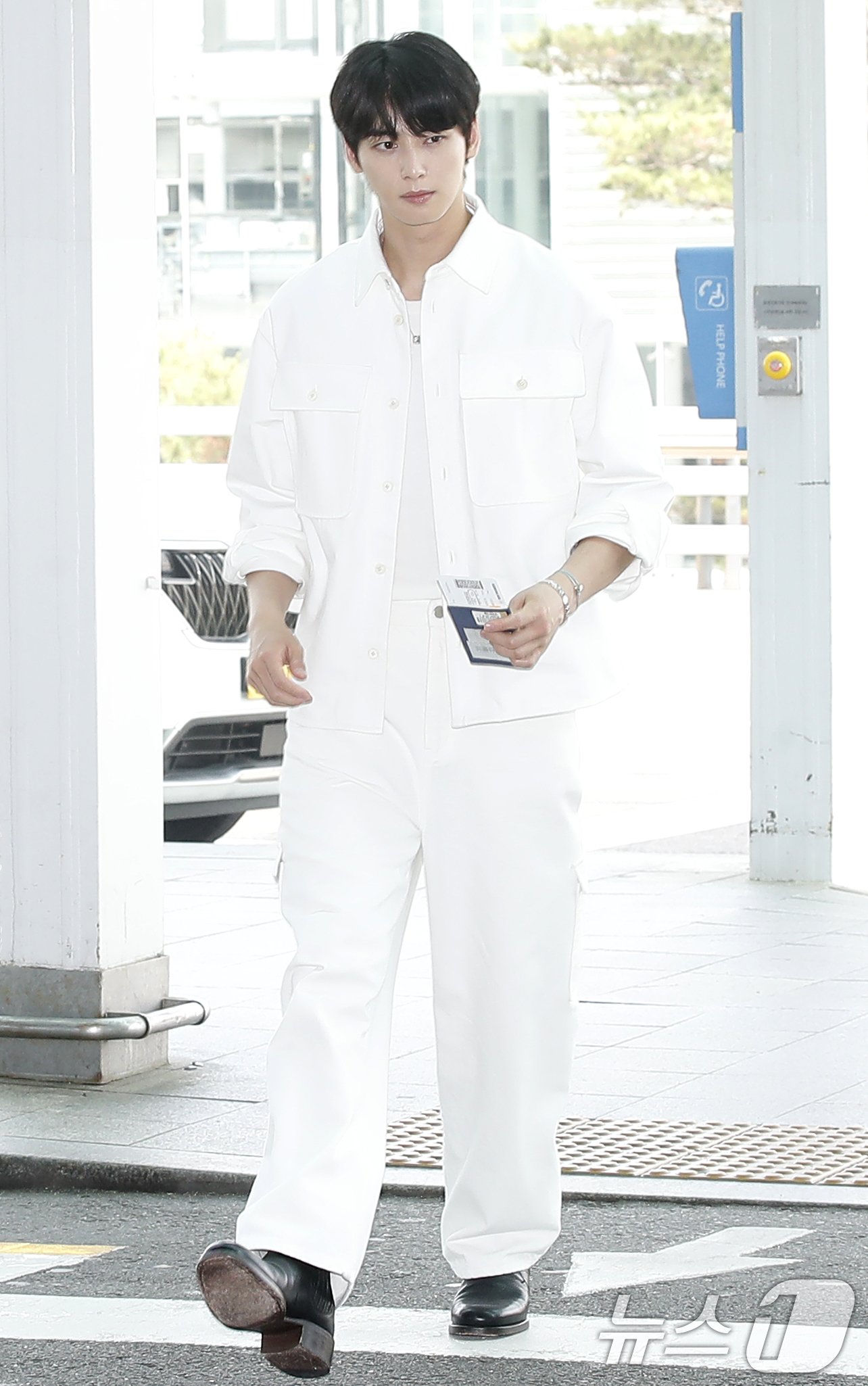 배우 차은우가 패션 브랜드 행사를 위해 10일 오전 인천공항에 도착해 이탈리아로 출국하고 있다. ⓒ News1 권현진 기자