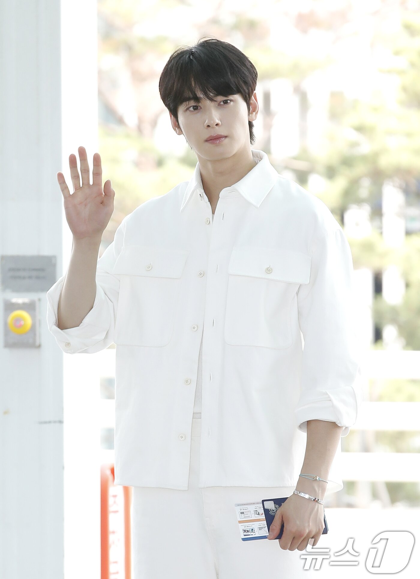 본문 이미지 - 배우 차은우가 패션 브랜드 행사를 위해 10일 오전 인천공항에 도착해 이탈리아로 출국하기 전 인사를 하고 있다. 매력을 발산하고 있다. ⓒ News1 권현진 기자