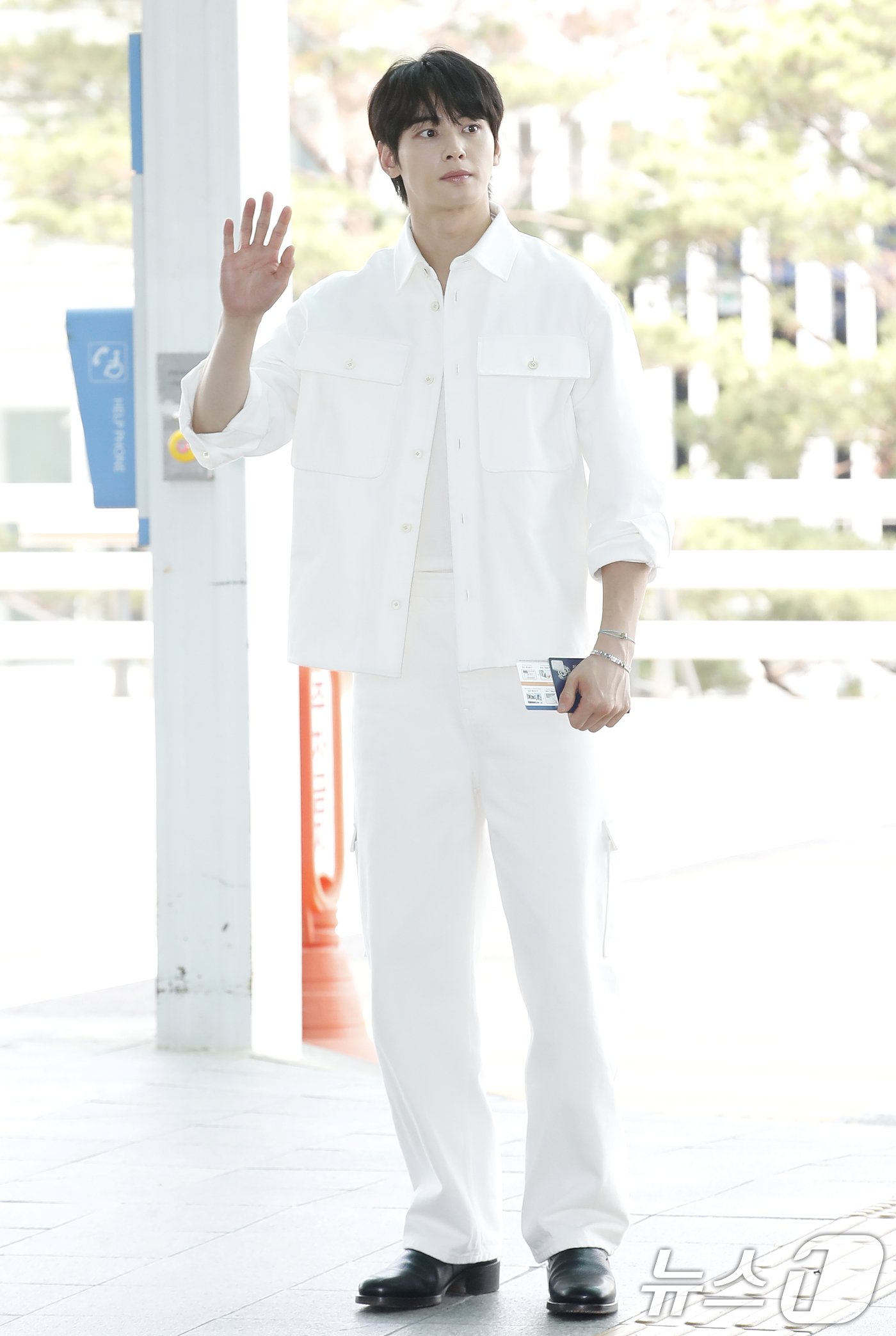배우 차은우가 패션 브랜드 행사를 위해 10일 오전 인천공항에 도착해 이탈리아로 출국하기 전 인사를 하고 있다. 2024.6.10/뉴스1 ⓒ News1 권현진 기자