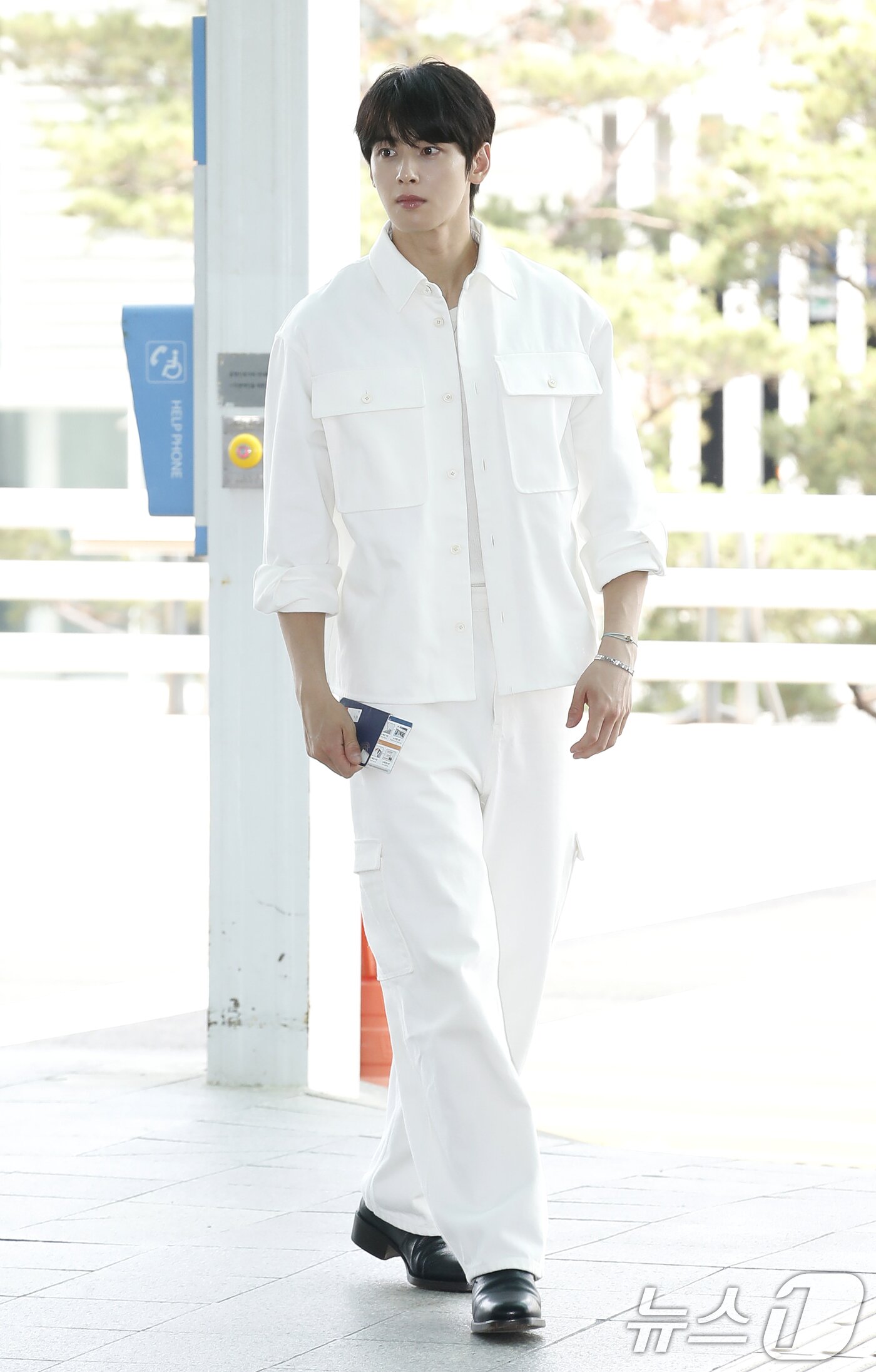 본문 이미지 - 배우 차은우가 패션 브랜드 행사를 위해 10일 오전 인천공항에 도착해 이탈리아로 출국하고 있다. ⓒ News1 권현진 기자