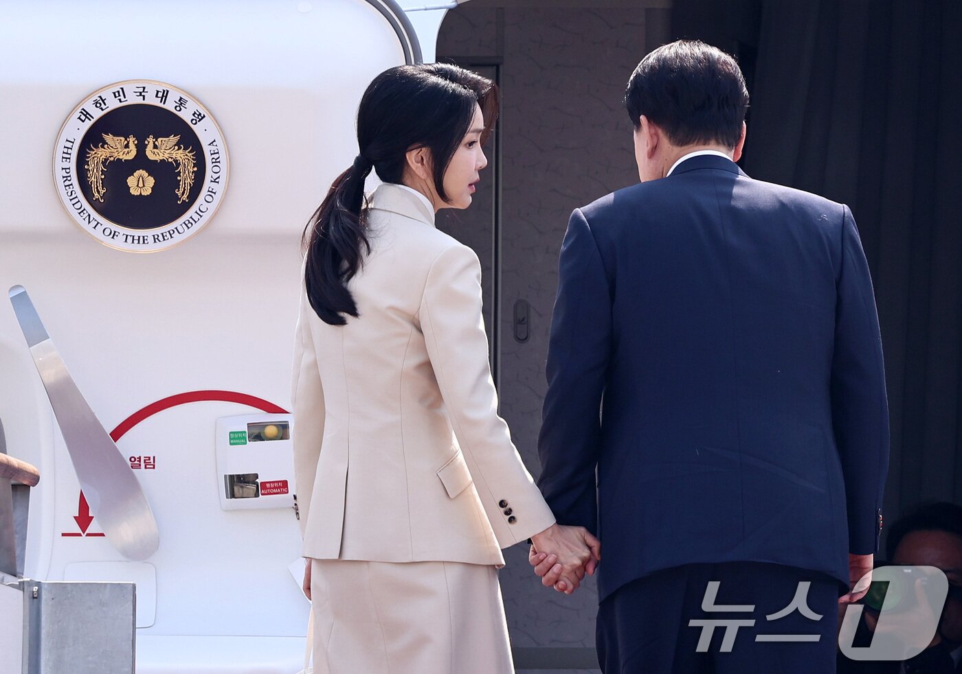본문 이미지 - 윤석열 대통령과 김건희 여사가 10일 오전 경기 성남시 서울공항에서 중앙아시아 3개국 순방을 위해 공군 1호기에 탑승하고 있다.  2024.6.10/뉴스1 ⓒ News1 구윤성 기자