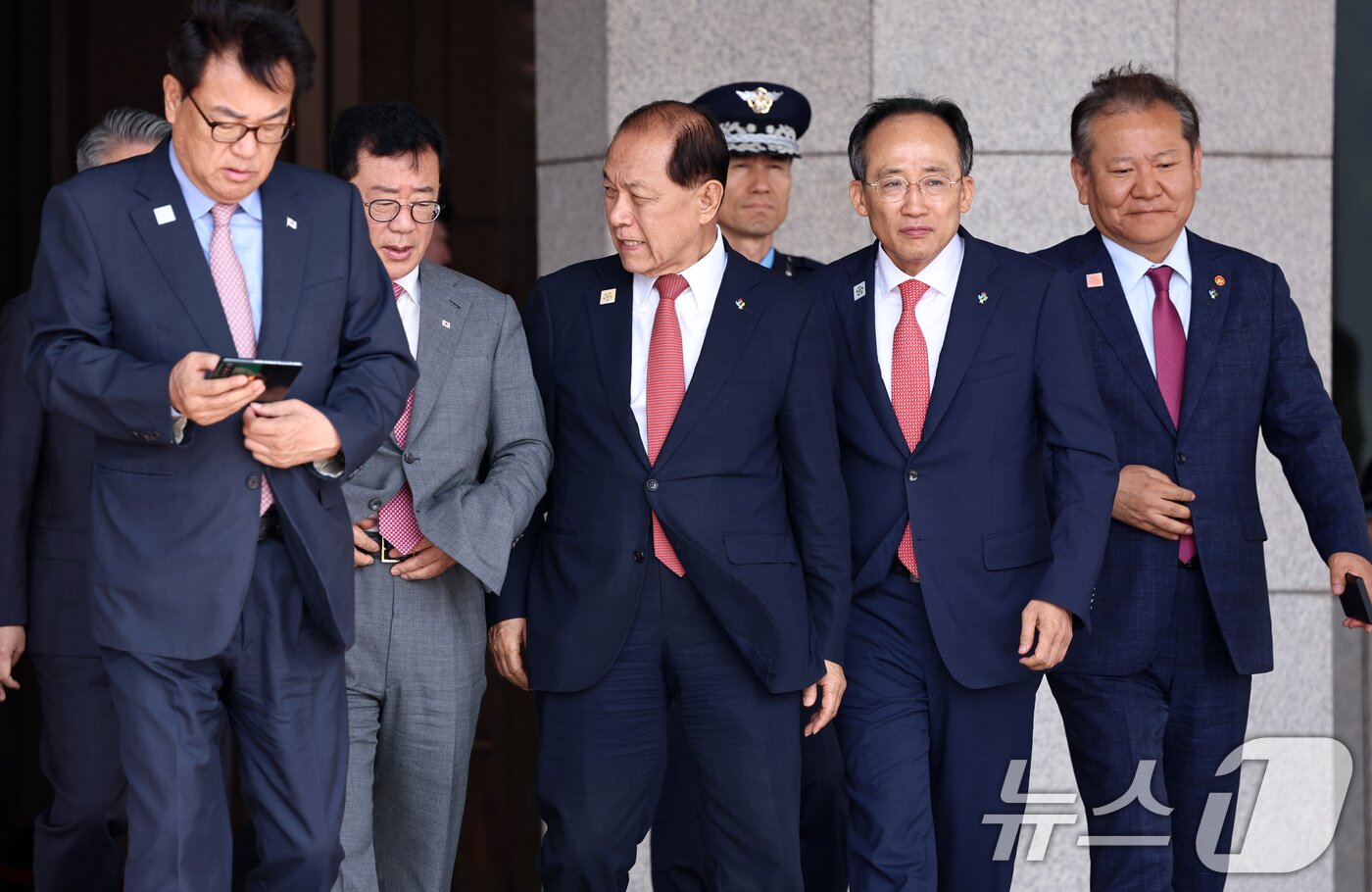 본문 이미지 - 정진석 대통령실 비서실장과 국민의힘 황우여 비상대책위원장, 추경호 원내대표, 이상민 행정안전부 장관 등이 10일 오전 경기 성남시 서울공항에서 윤석열 대통령 환송을 위해 이동하고 있다. 2024.6.10/뉴스1 ⓒ News1 구윤성 기자